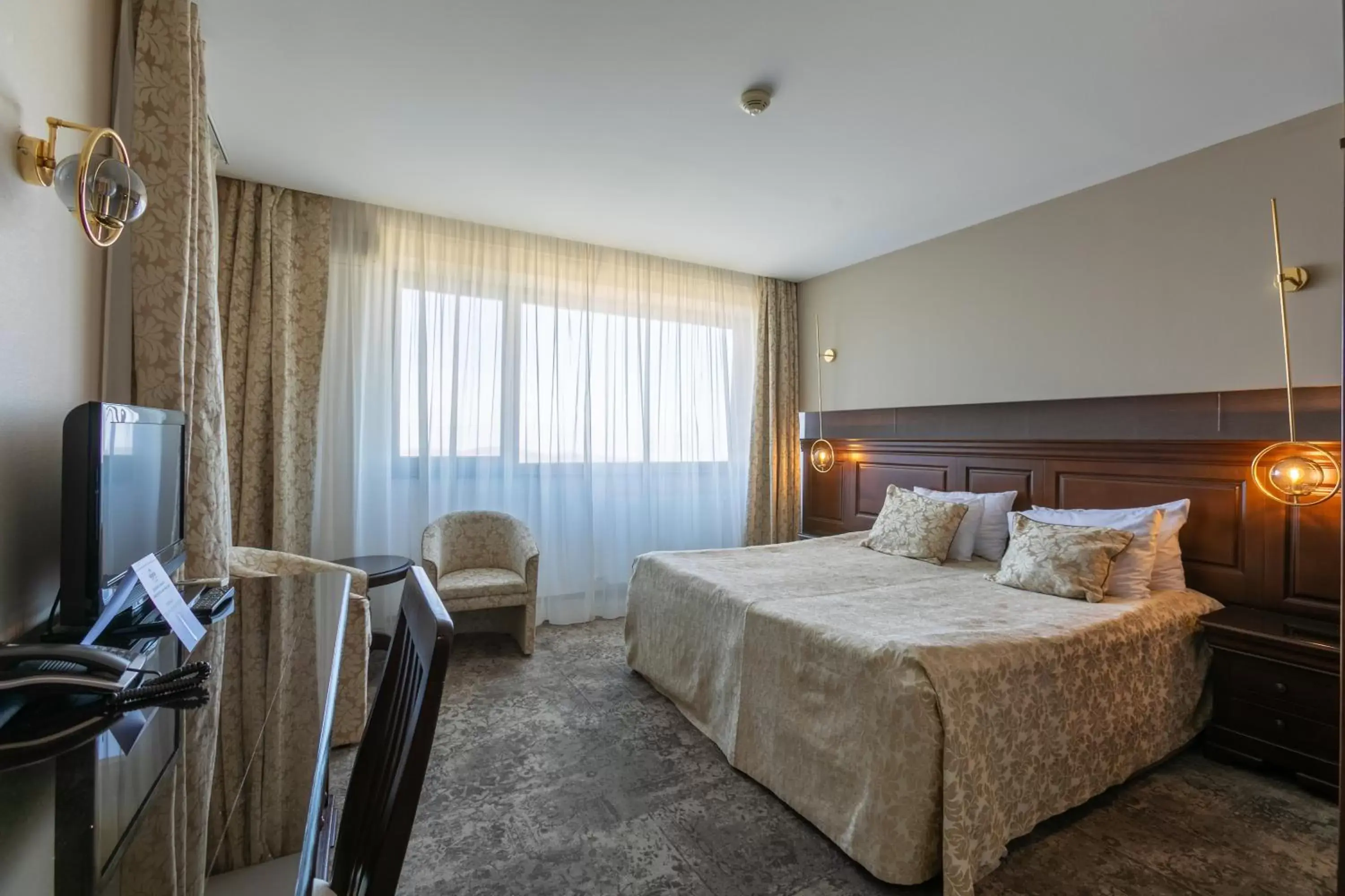 Bed, TV/Entertainment Center in Alpin Resort Hotel