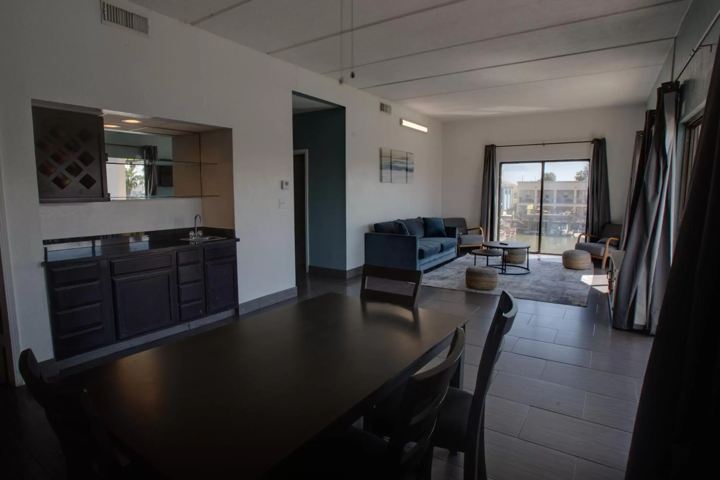 Living room, Kitchen/Kitchenette in WindWater Hotel and Marina