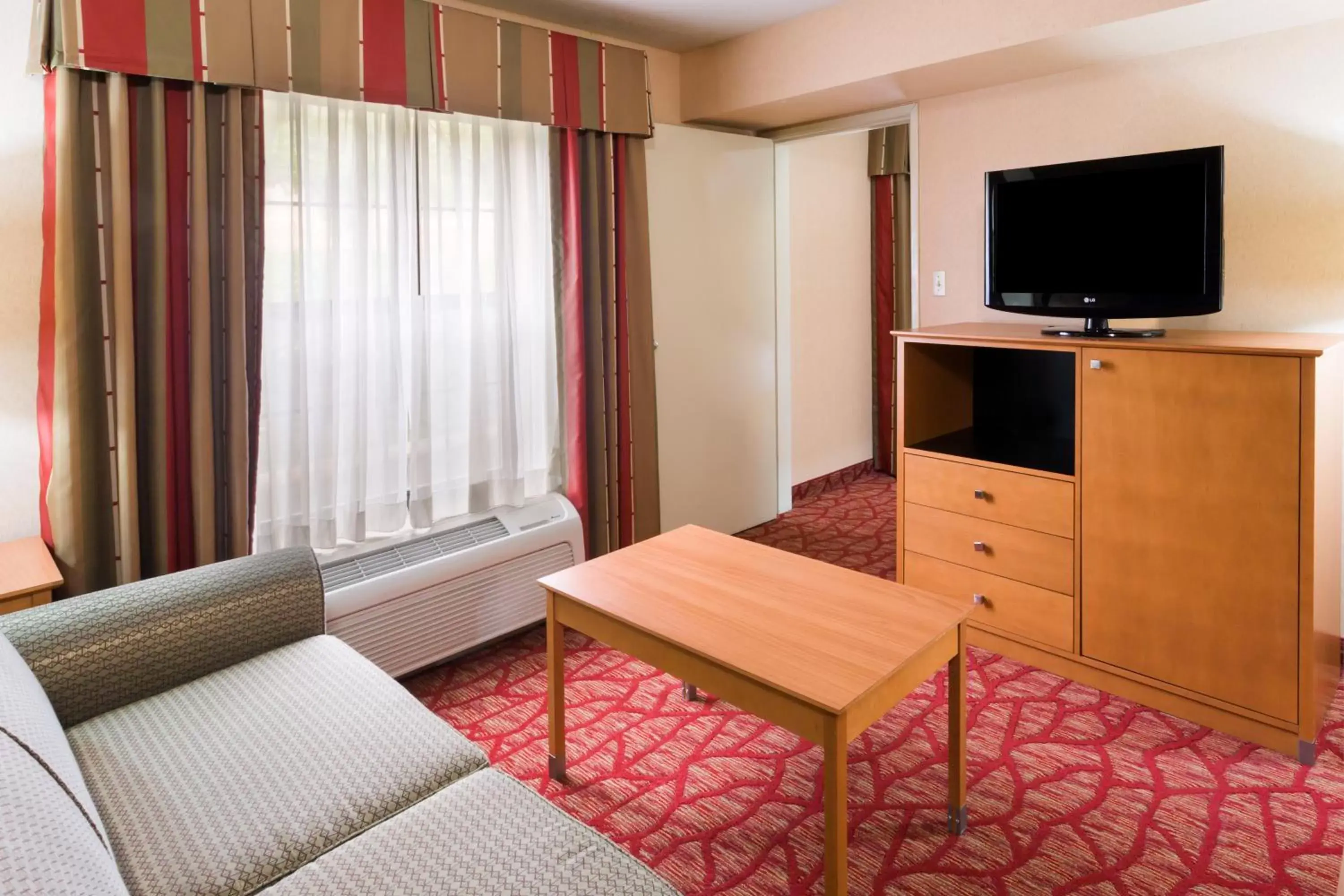 Photo of the whole room, TV/Entertainment Center in Holiday Inn Express Grants Pass, an IHG Hotel