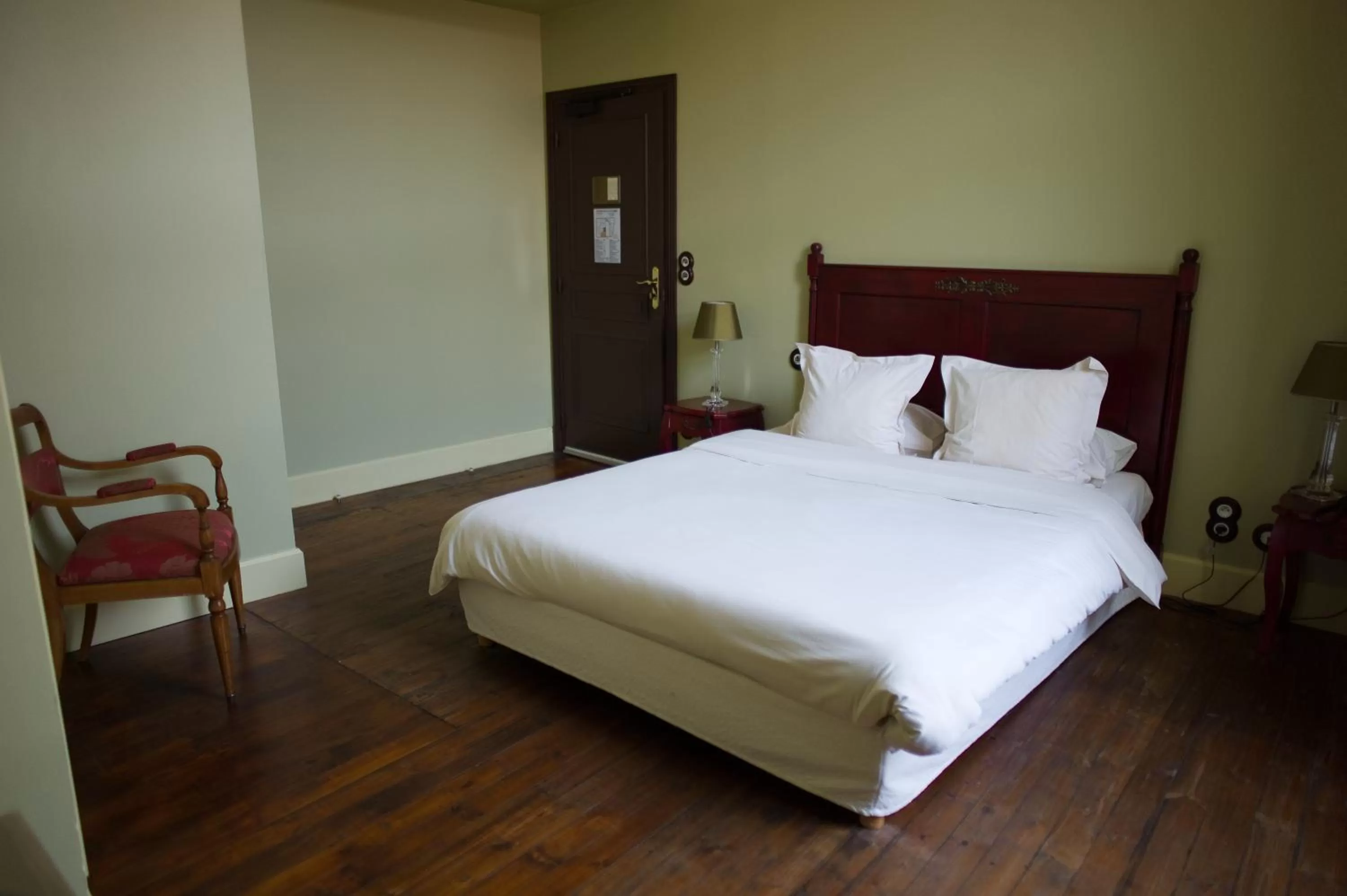 Bedroom, Bed in Hostellerie du Coq d'Or