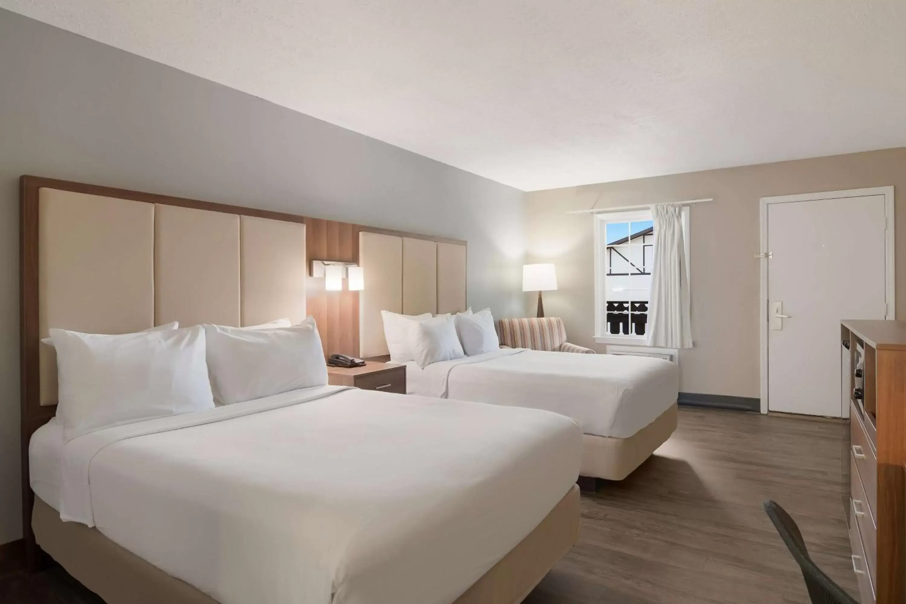 Bedroom, Bed in SureStay Hotel by Best Western Helen Downtown