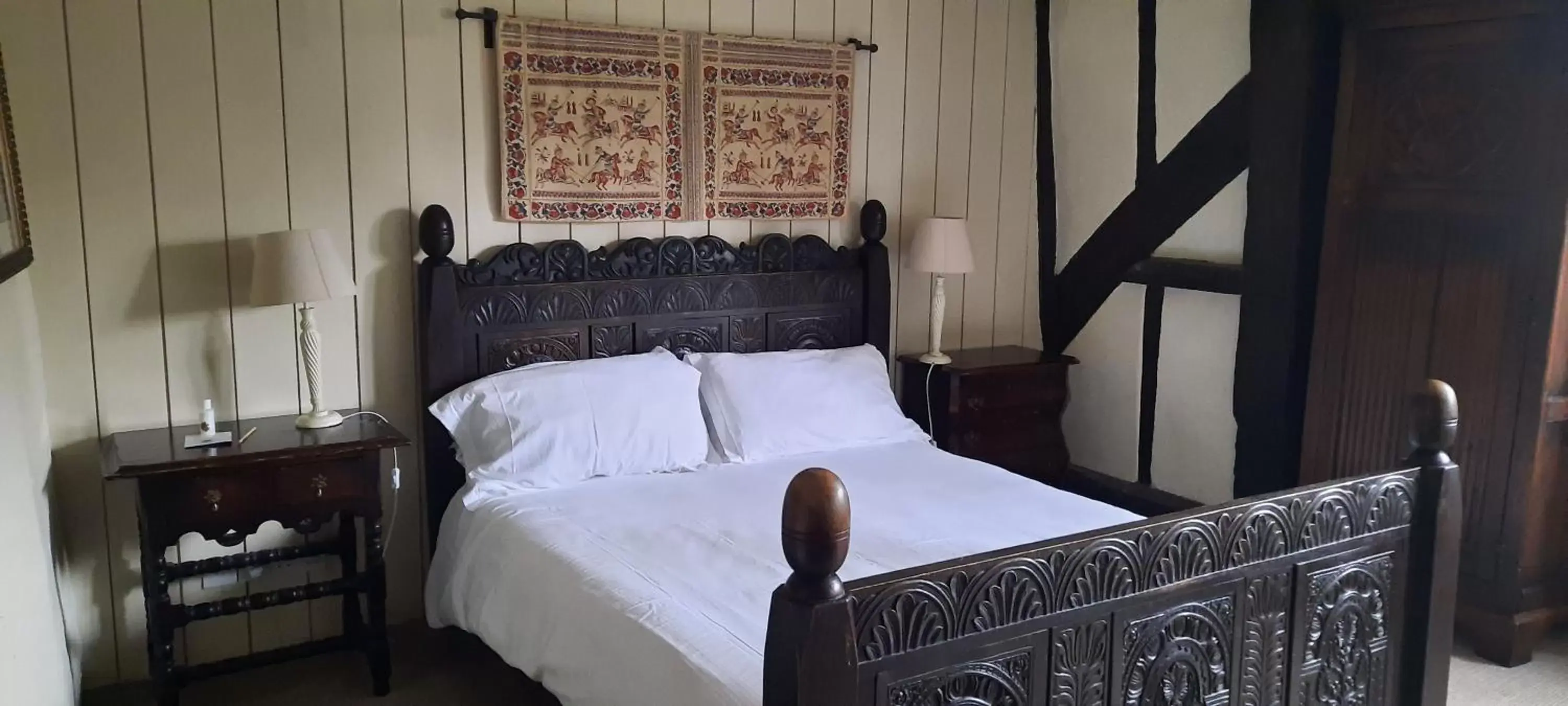 Bedroom, Bed in The George Inn & Plaine