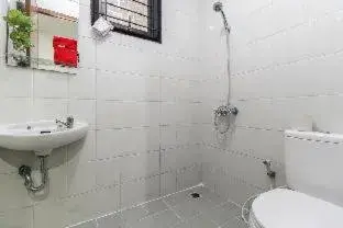 Bathroom in RedDoorz Plus near Trisakti University