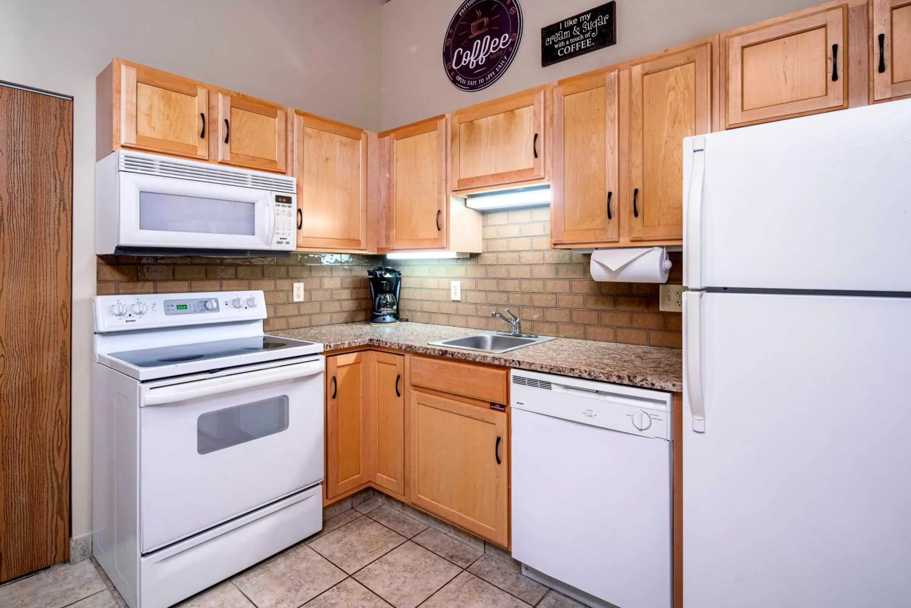 Kitchen or kitchenette, Kitchen/Kitchenette in The Suites Hotel at Waterfront Plaza