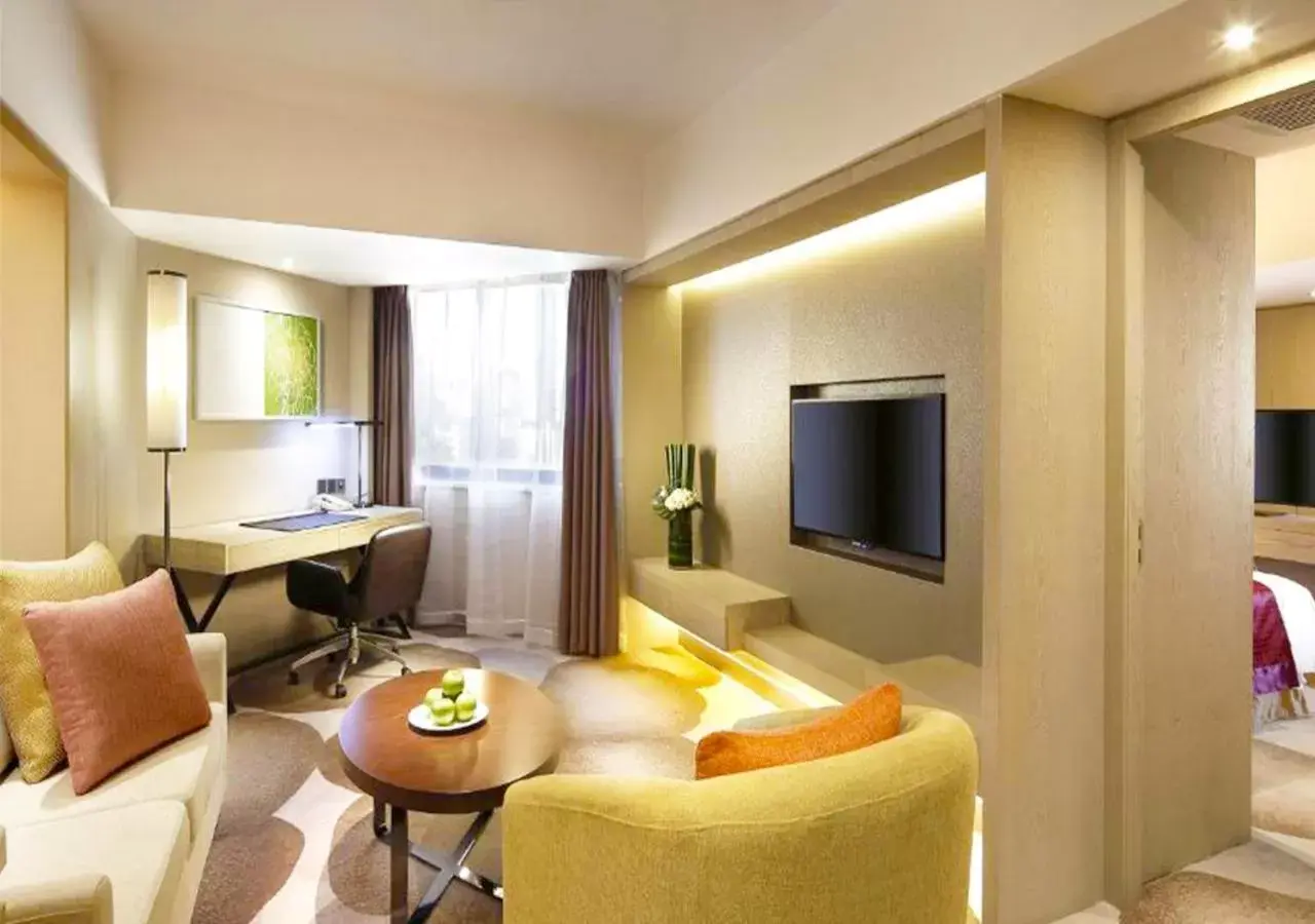 Photo of the whole room, TV/Entertainment Center in Holiday Inn Kunming City Centre, an IHG Hotel