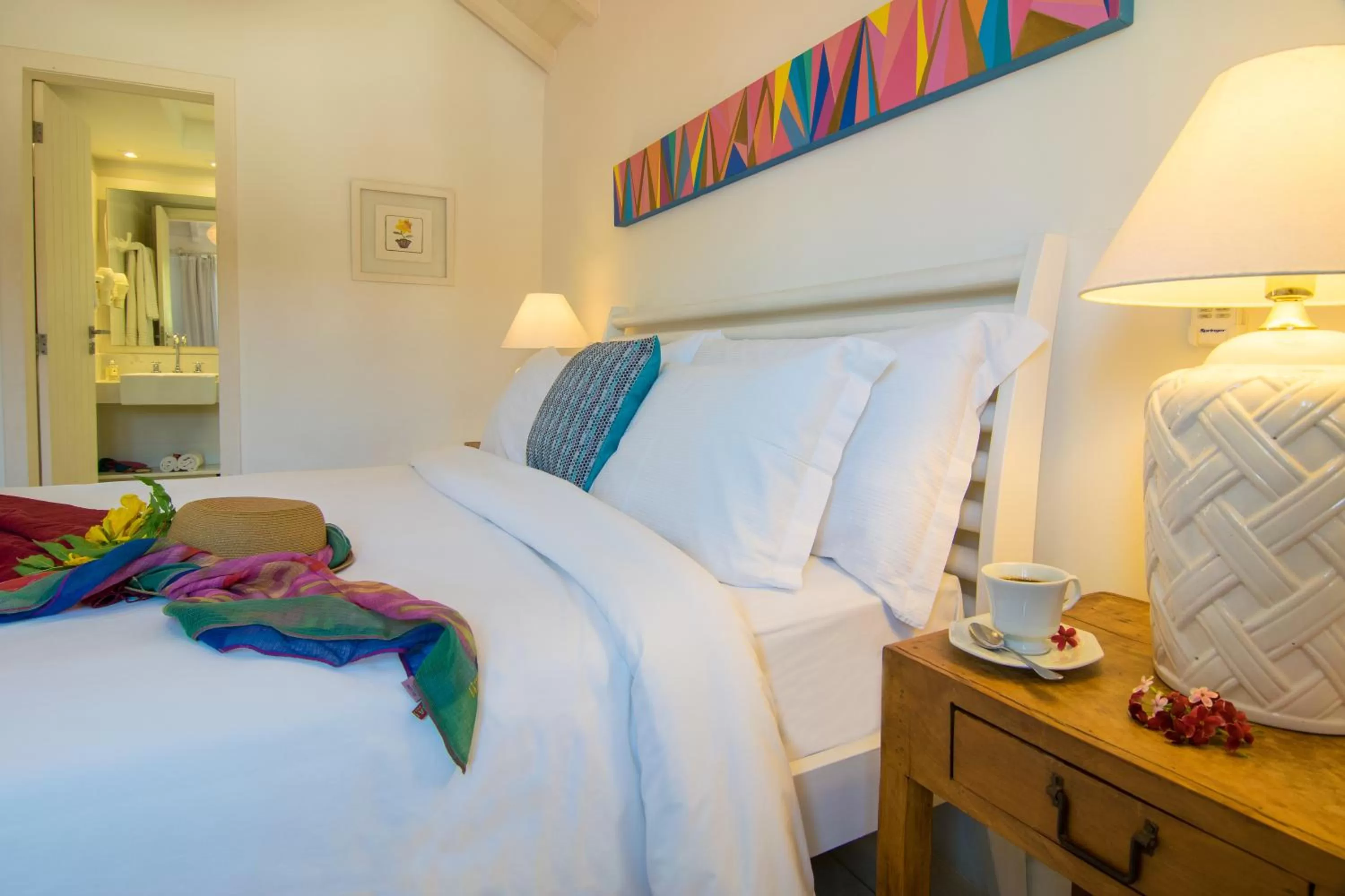 Photo of the whole room, Bed in La Chimère Buzios Essence