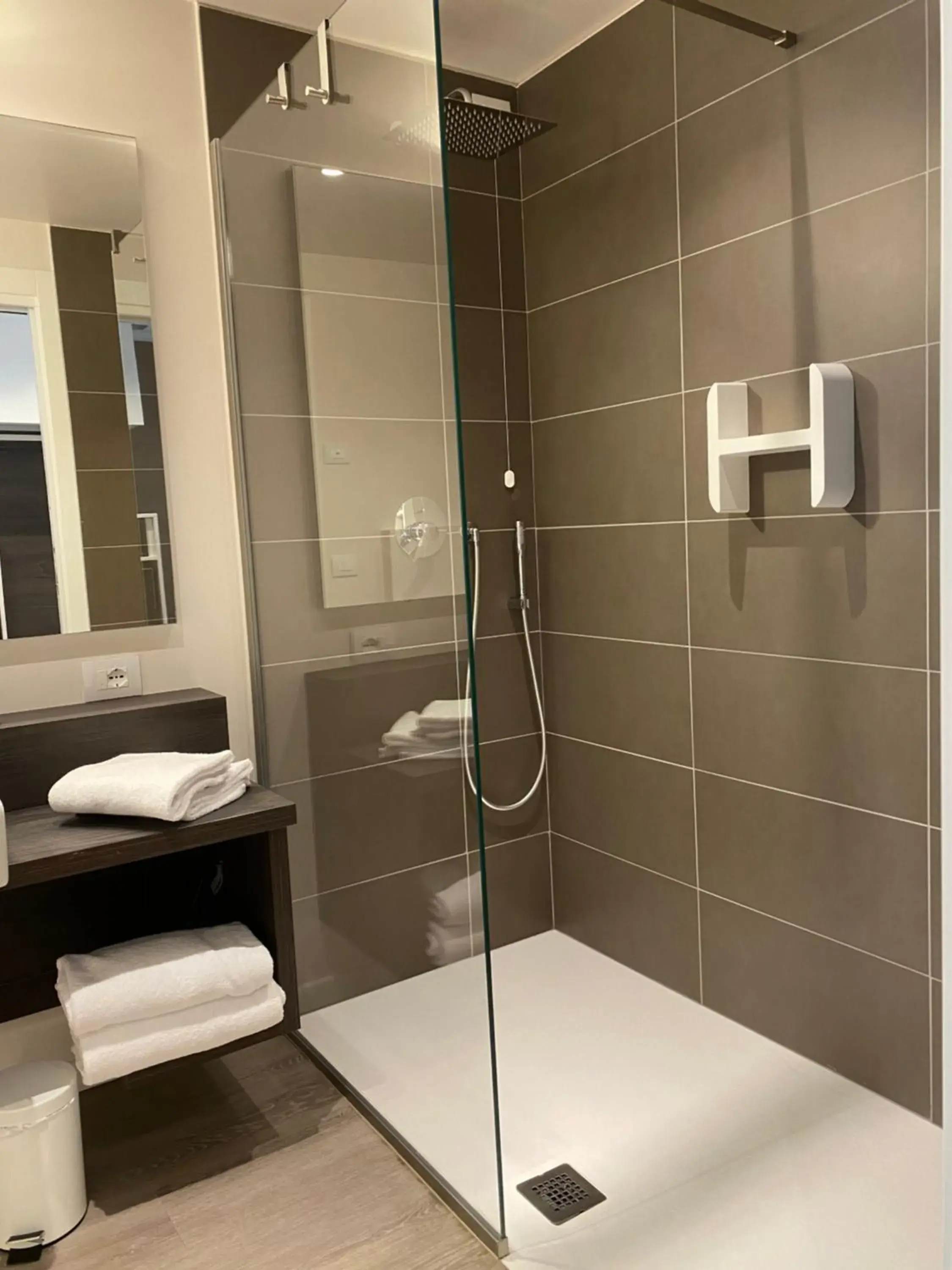 Shower, Bathroom in Solho Hotel