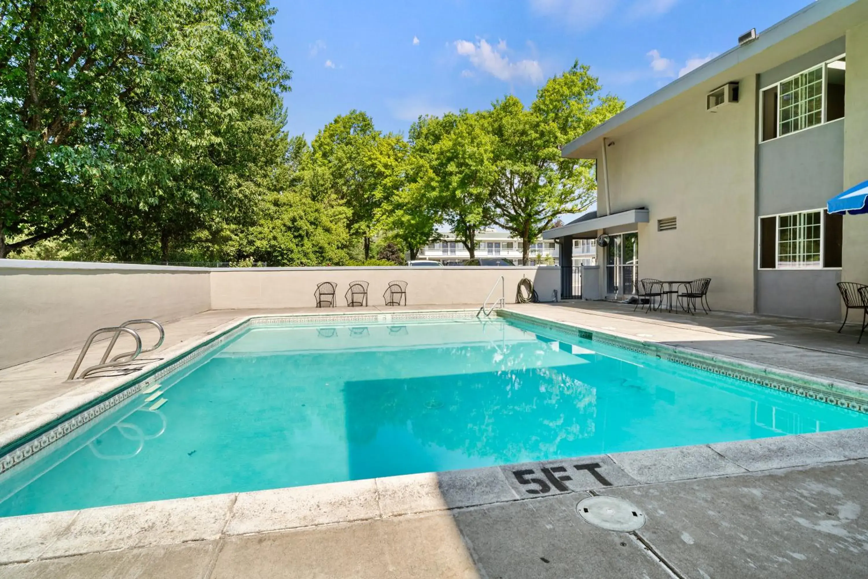 Swimming Pool in Travelers Inn Medford I-5