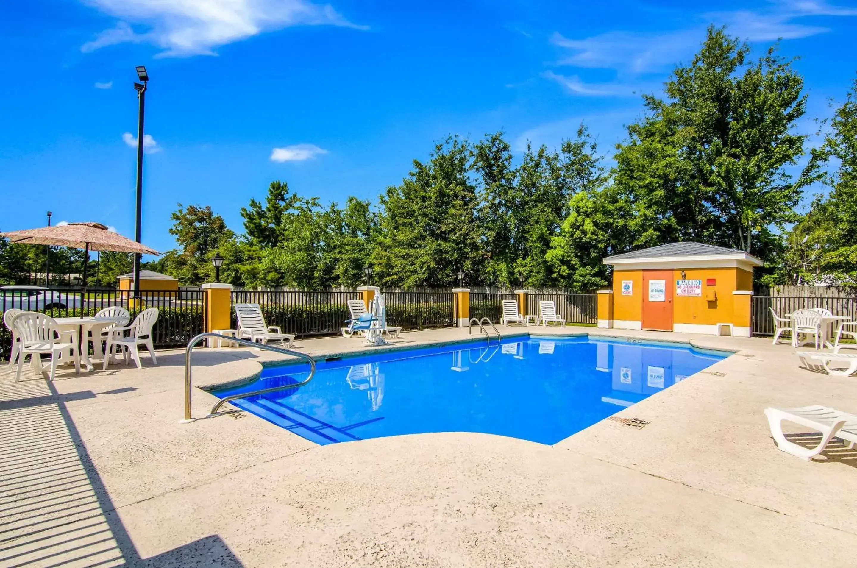 Swimming Pool in Quality Inn Saraland