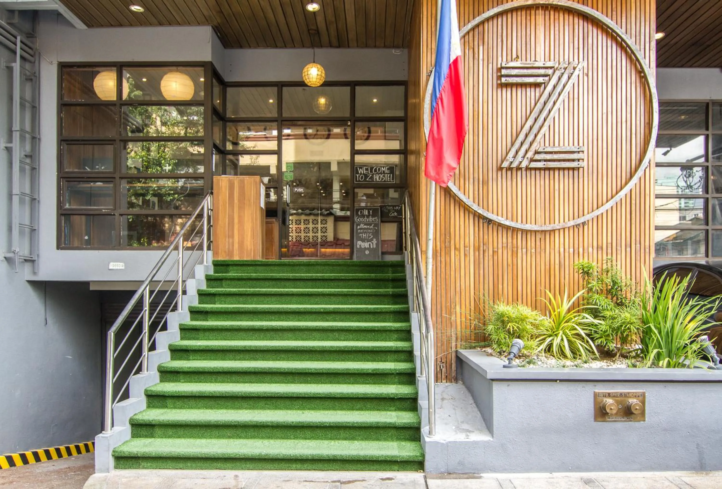 Facade/entrance in Z Hostel
