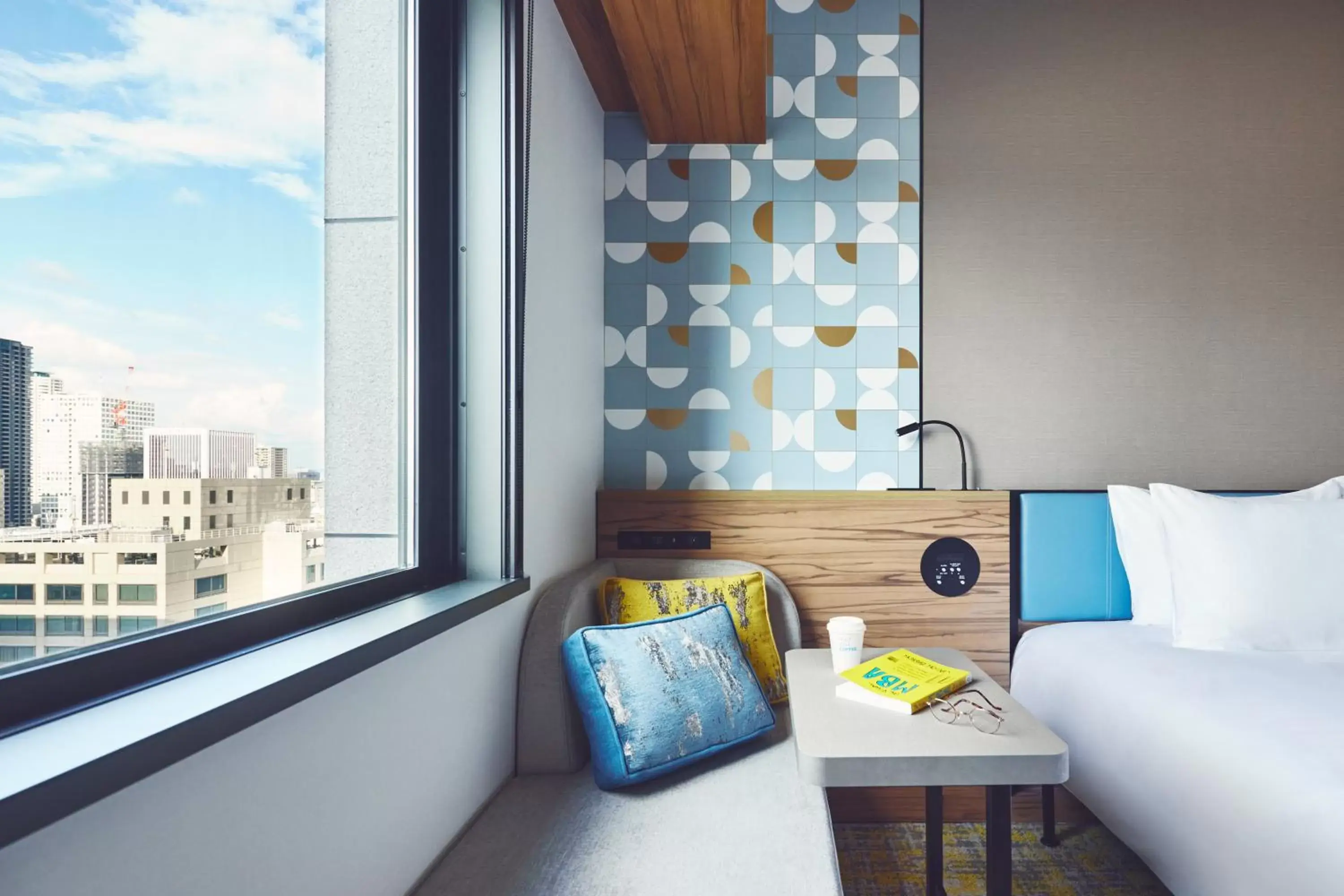 Seating area, Bed in Holiday Inn Express Osaka City Centre- Midosuji by IHG Seating area, Bed in Holiday Inn Express Osaka City Centre- Midosuji by IHG