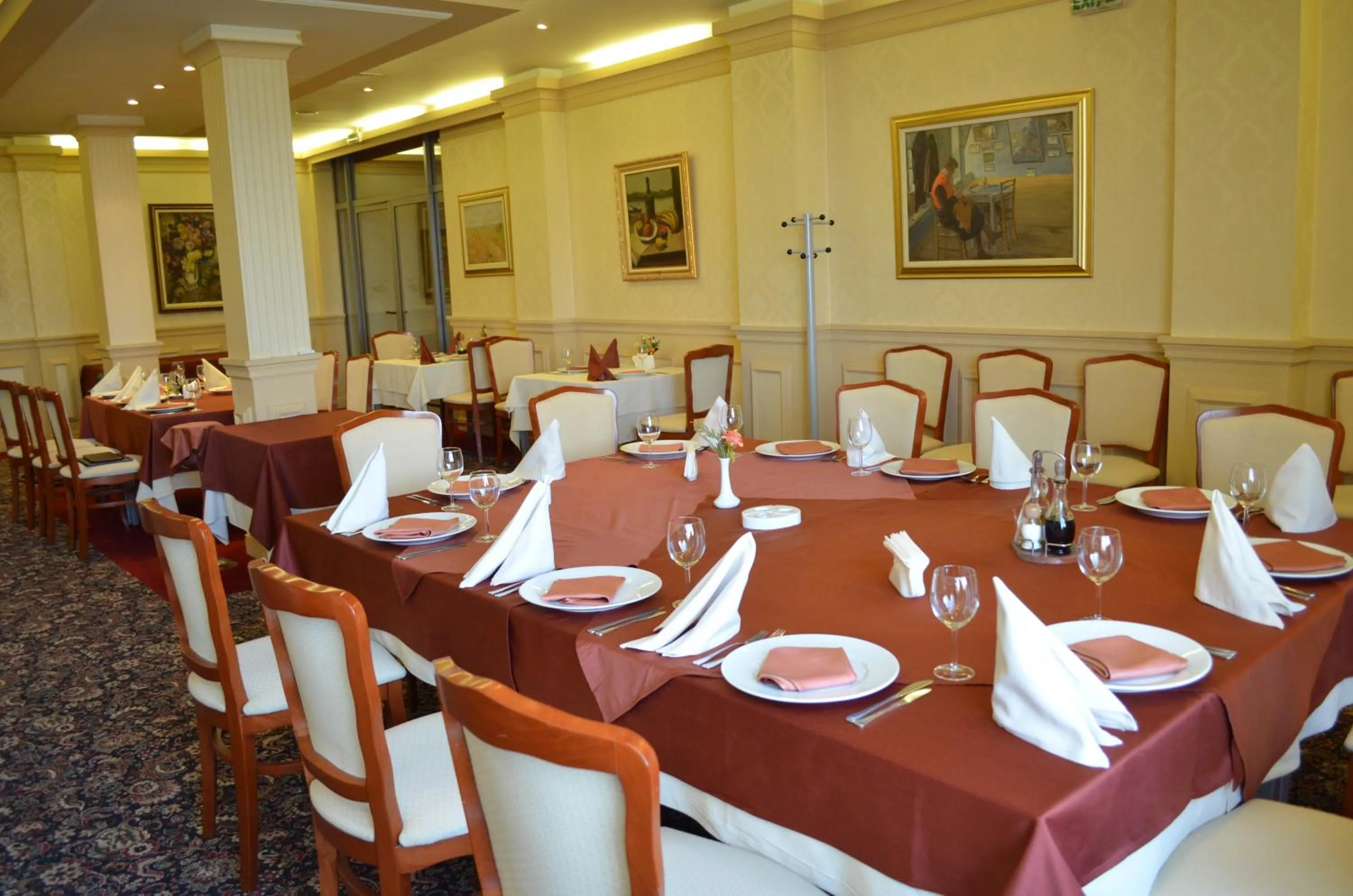 Restaurant/places to eat in Hotel Bankya Palace