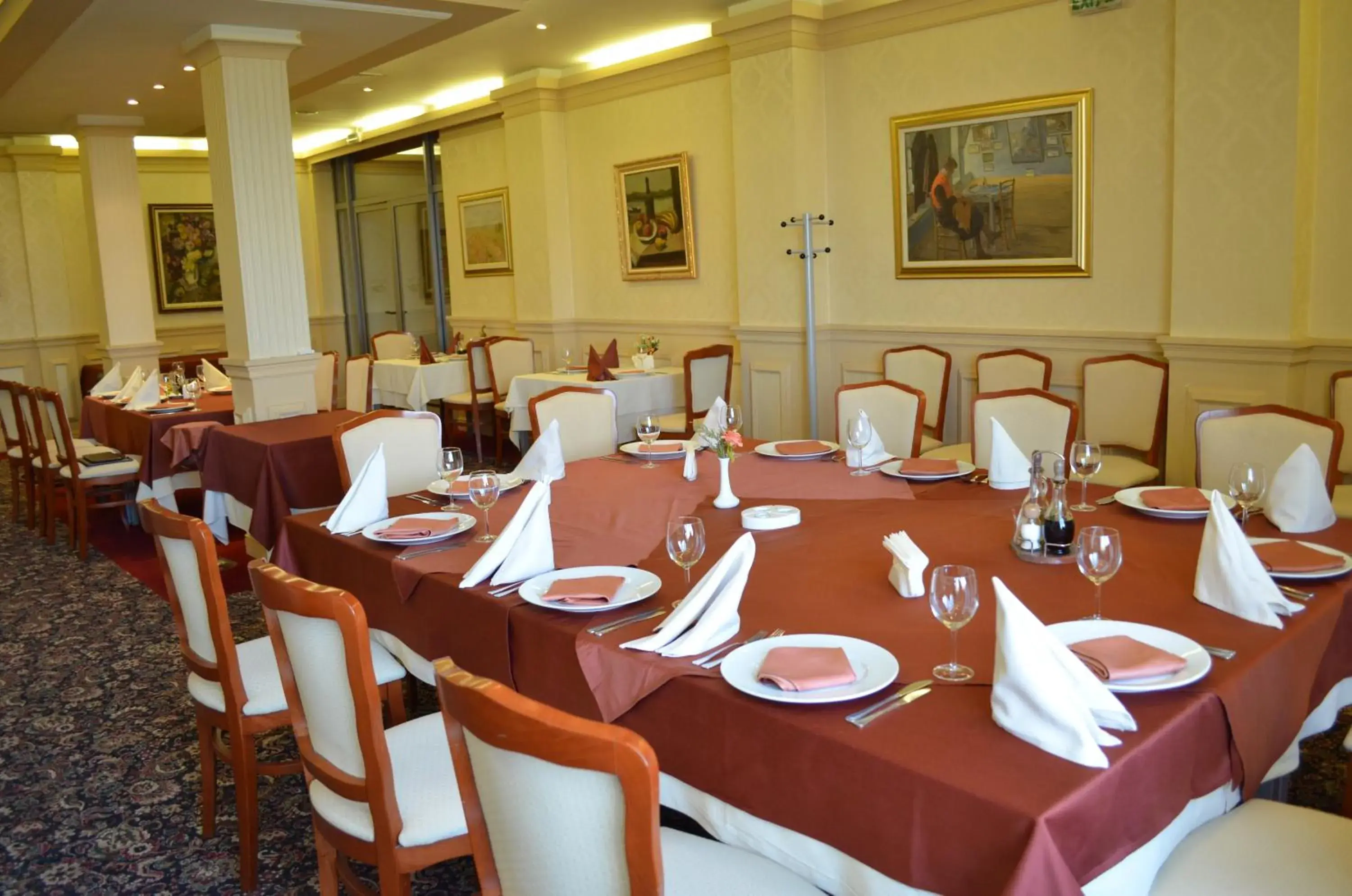 Restaurant/Places to Eat in Hotel Bankya Palace