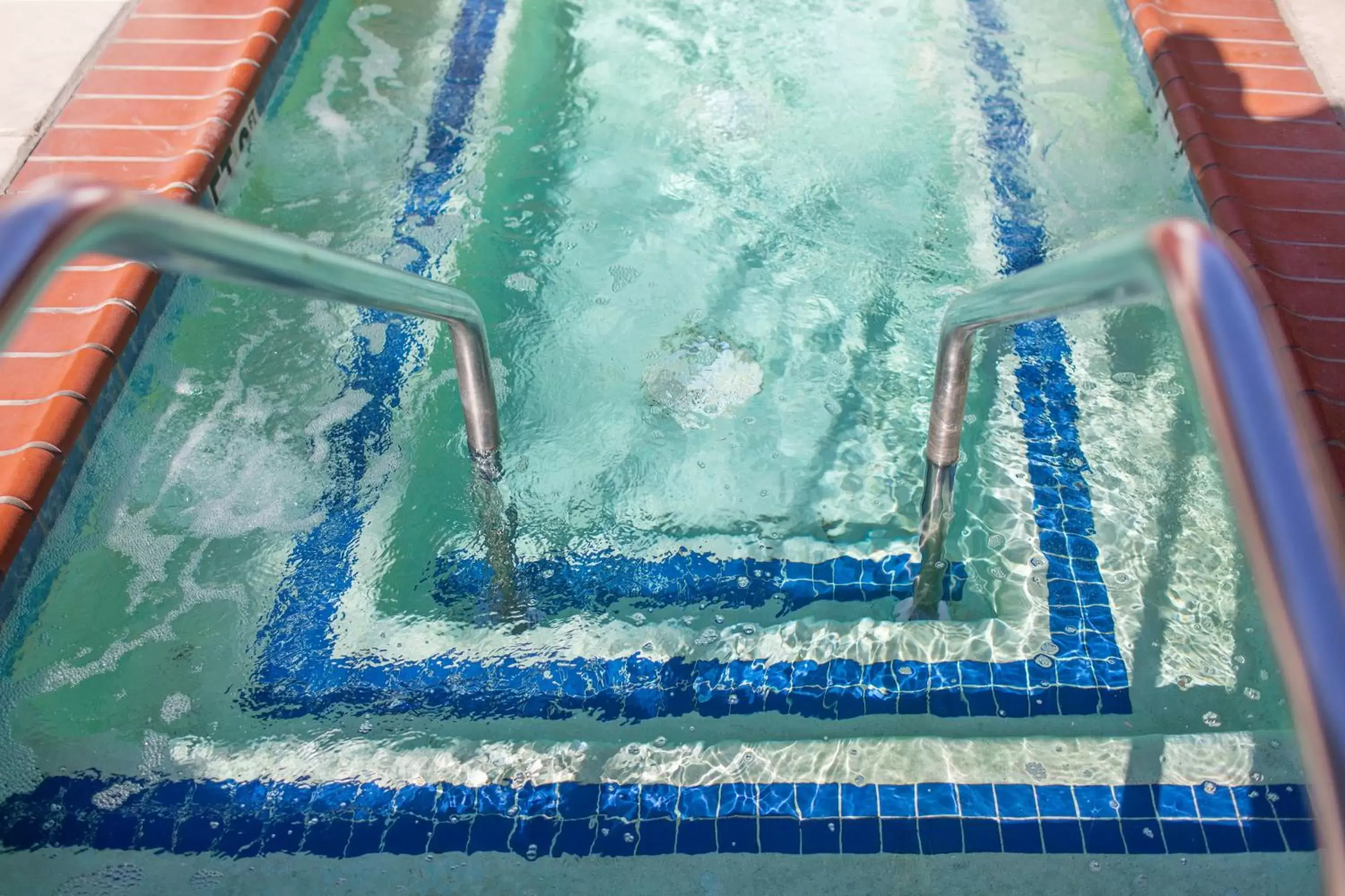 Hot Tub, Swimming Pool in Avania Inn of Santa Barbara