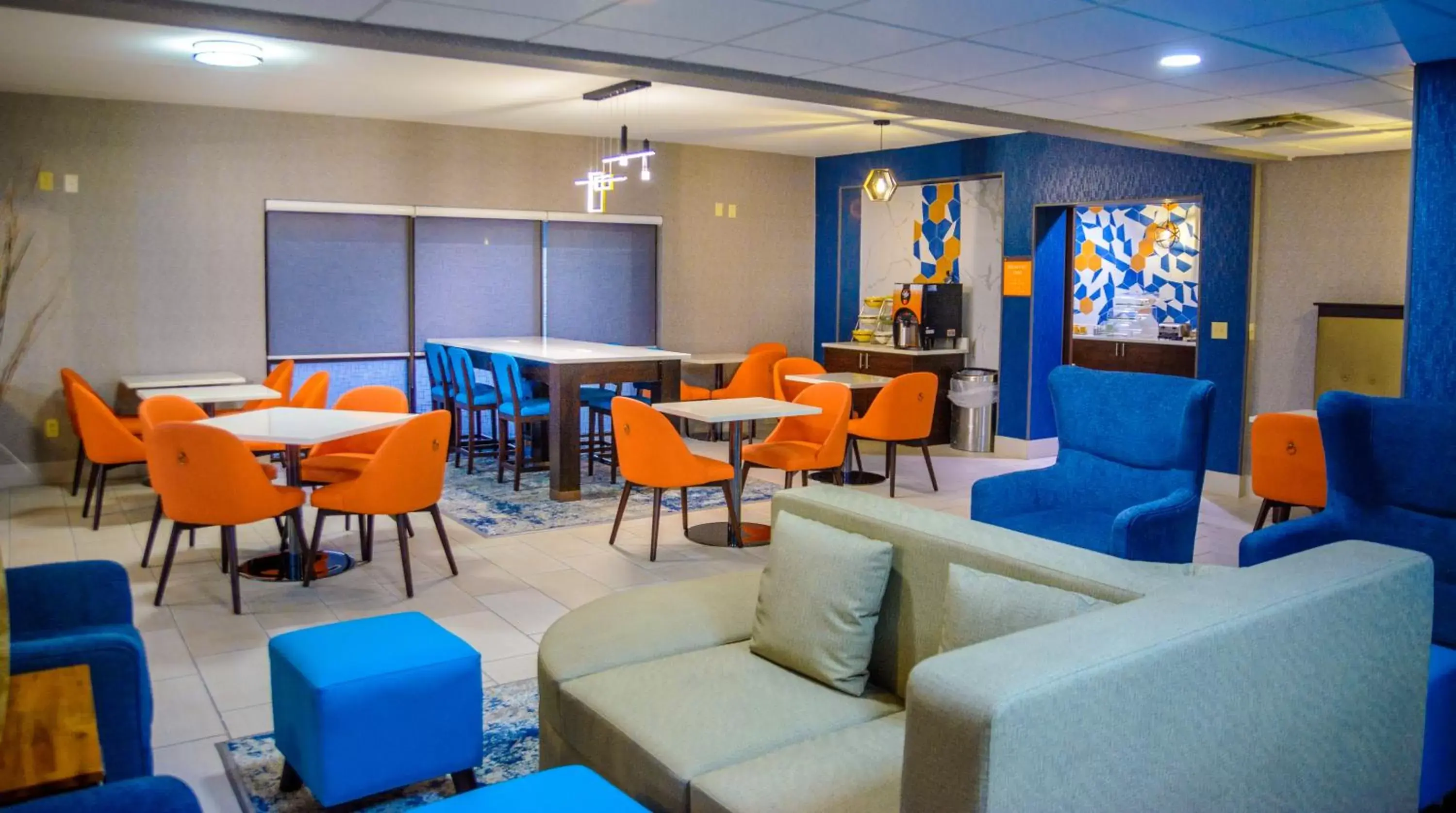 Breakfast, Lounge/Bar in La Quinta Inn & Suites by Wyndham Fayetteville I-95