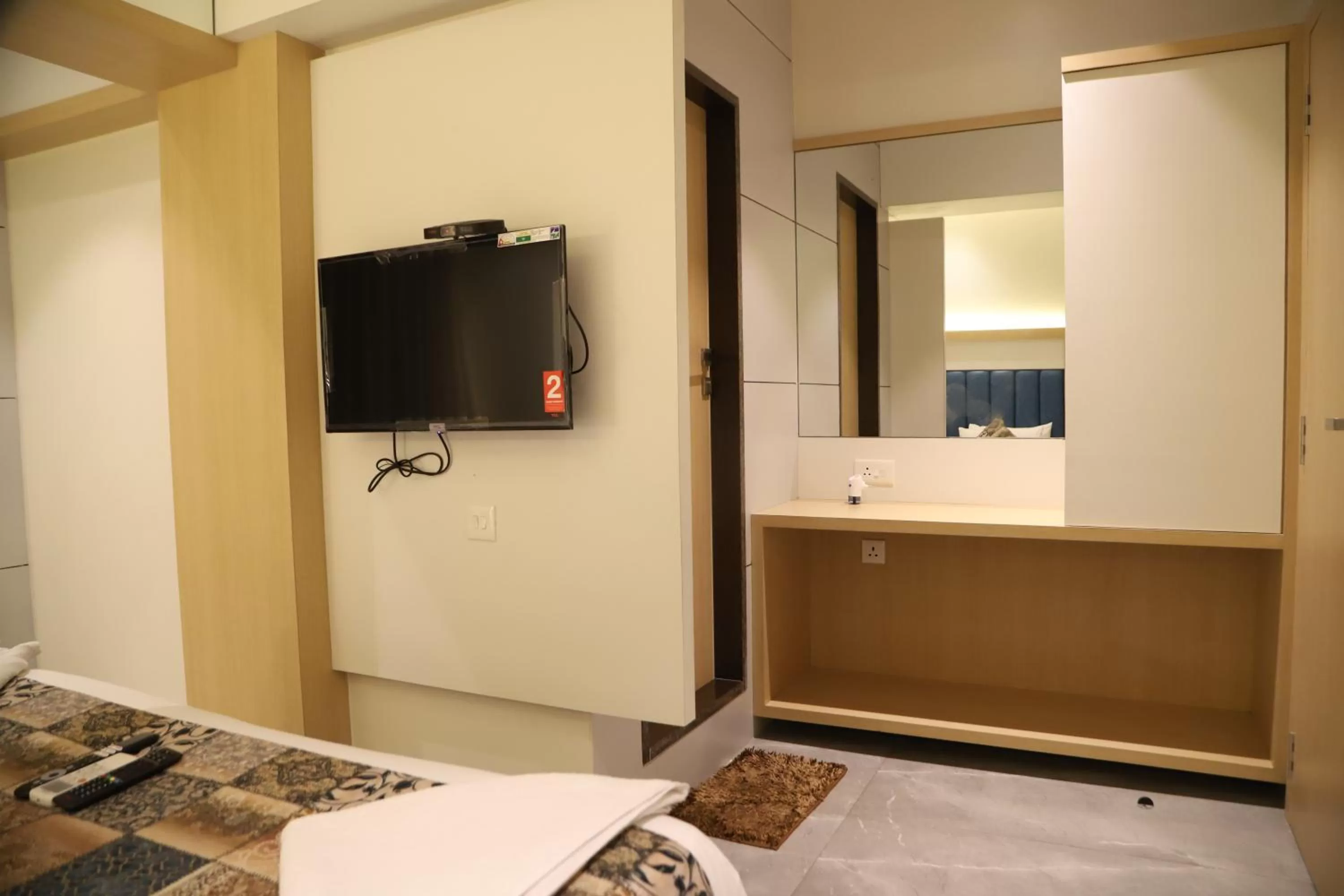 Communal lounge/ TV room, TV/Entertainment Center in Maple Inn