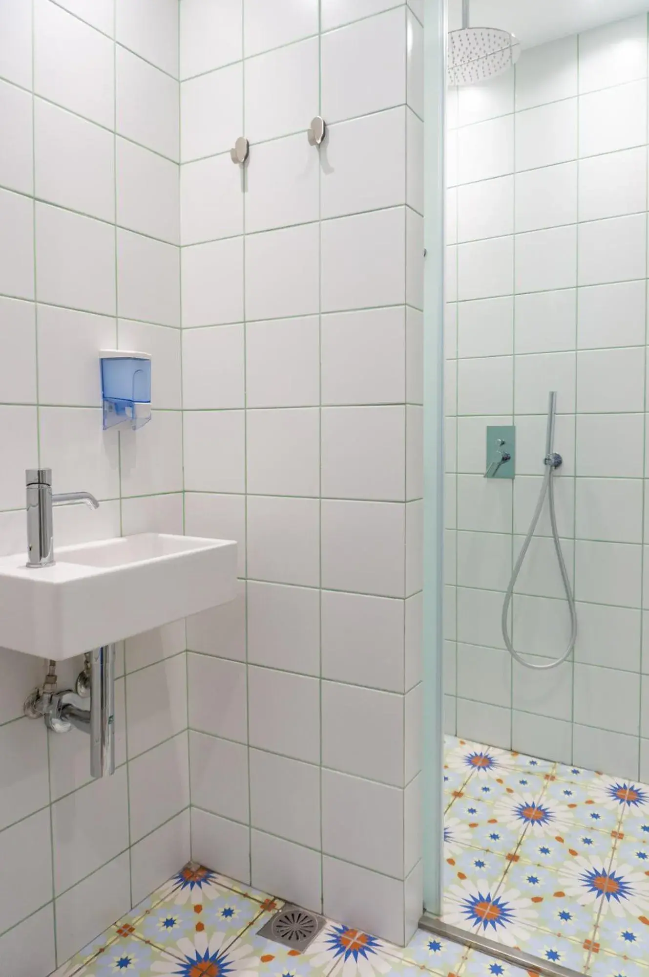 Bathroom in Dioskouros Hostel