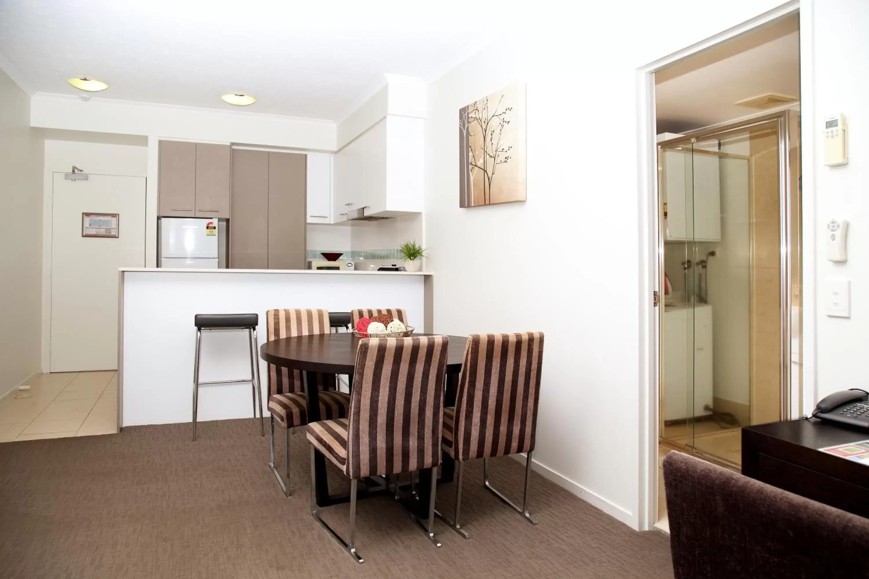 Dining area, Kitchen/Kitchenette in Toowoomba Central Plaza Apartment Hotel