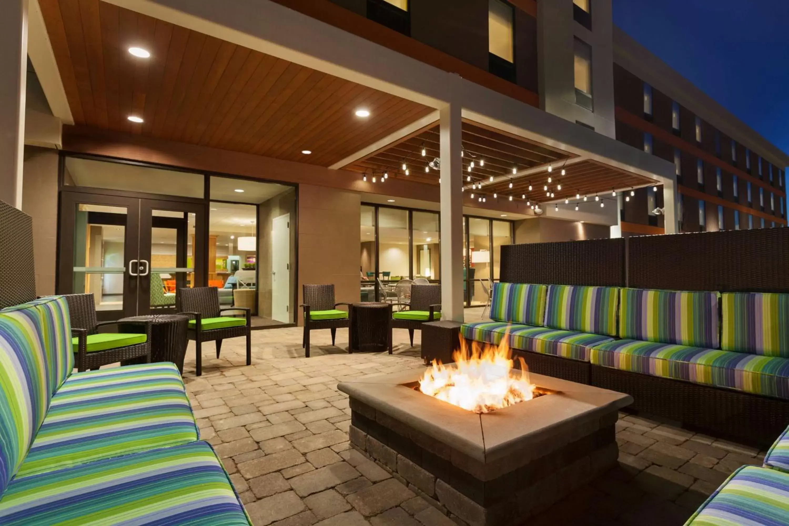 Patio, Restaurant/Places to Eat in Home2 Suites by Hilton Champaign/Urbana
