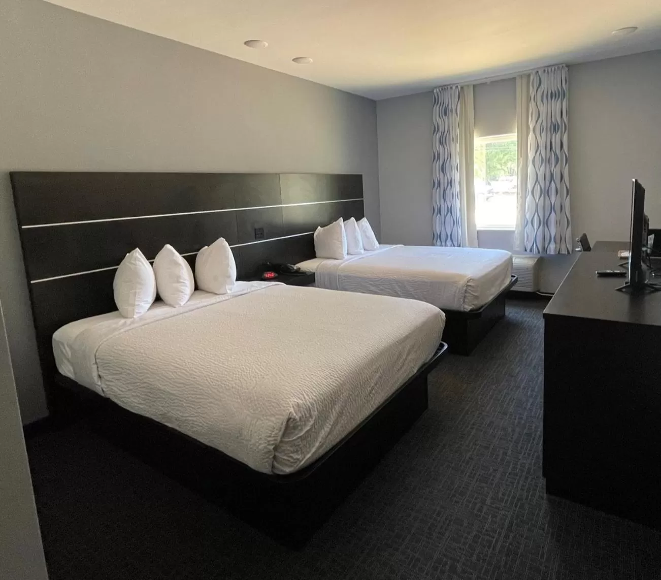 Photo of the whole room, Bed in Days Inn by Wyndham Zachary LA