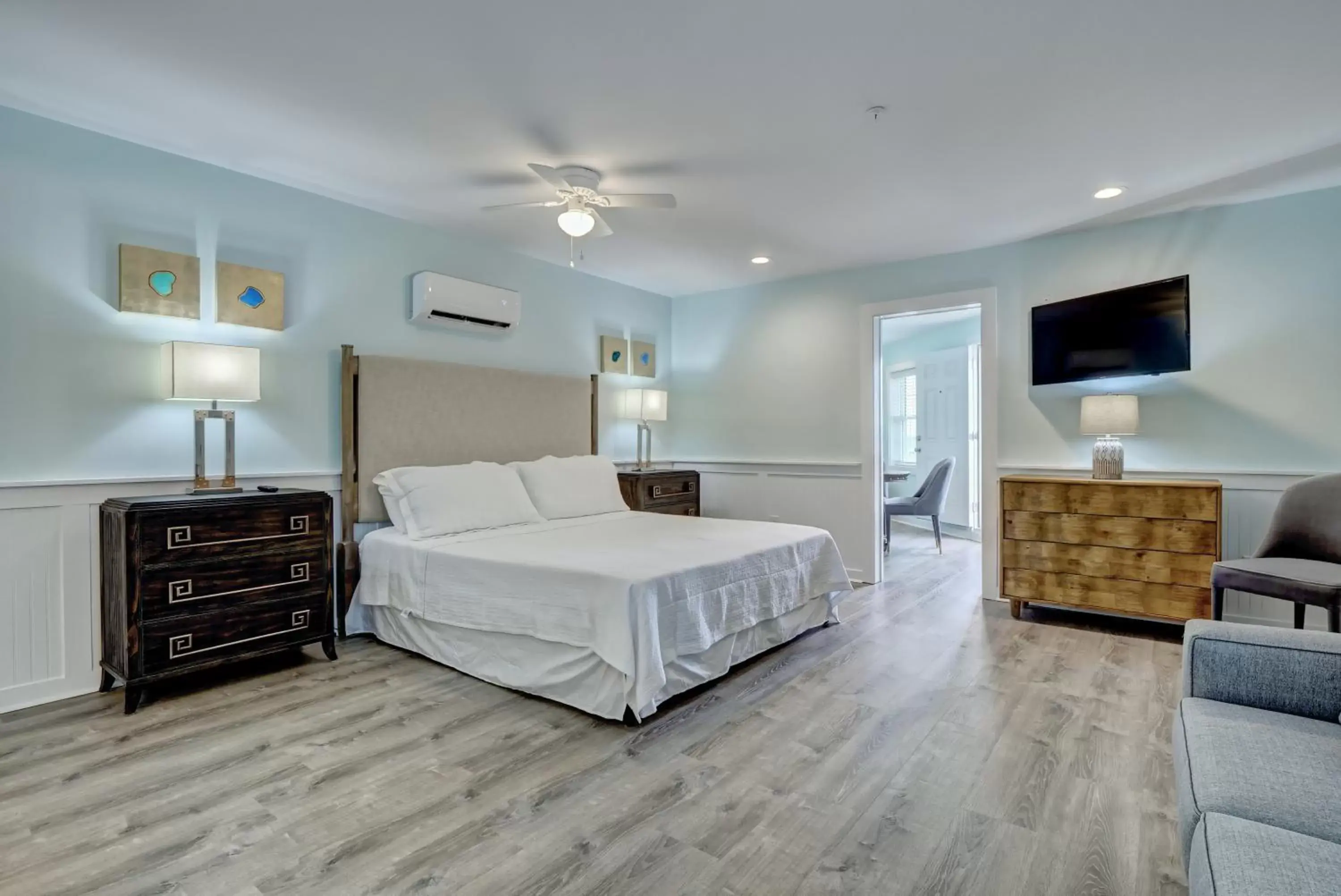 Property building in Loggerhead Inn and Suites by Carolina Retreats