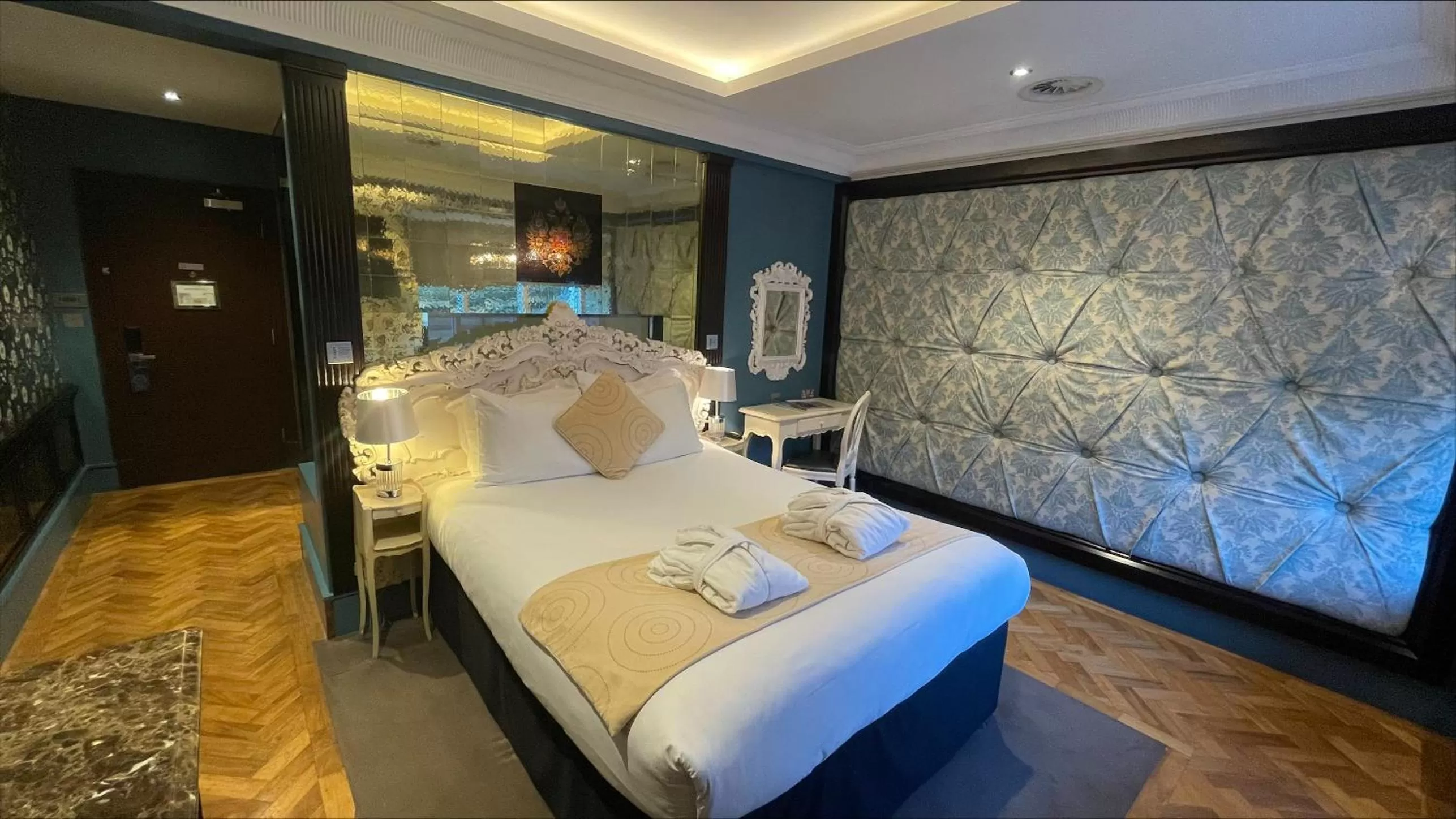 Bedroom, Bed in Le Monde Hotel