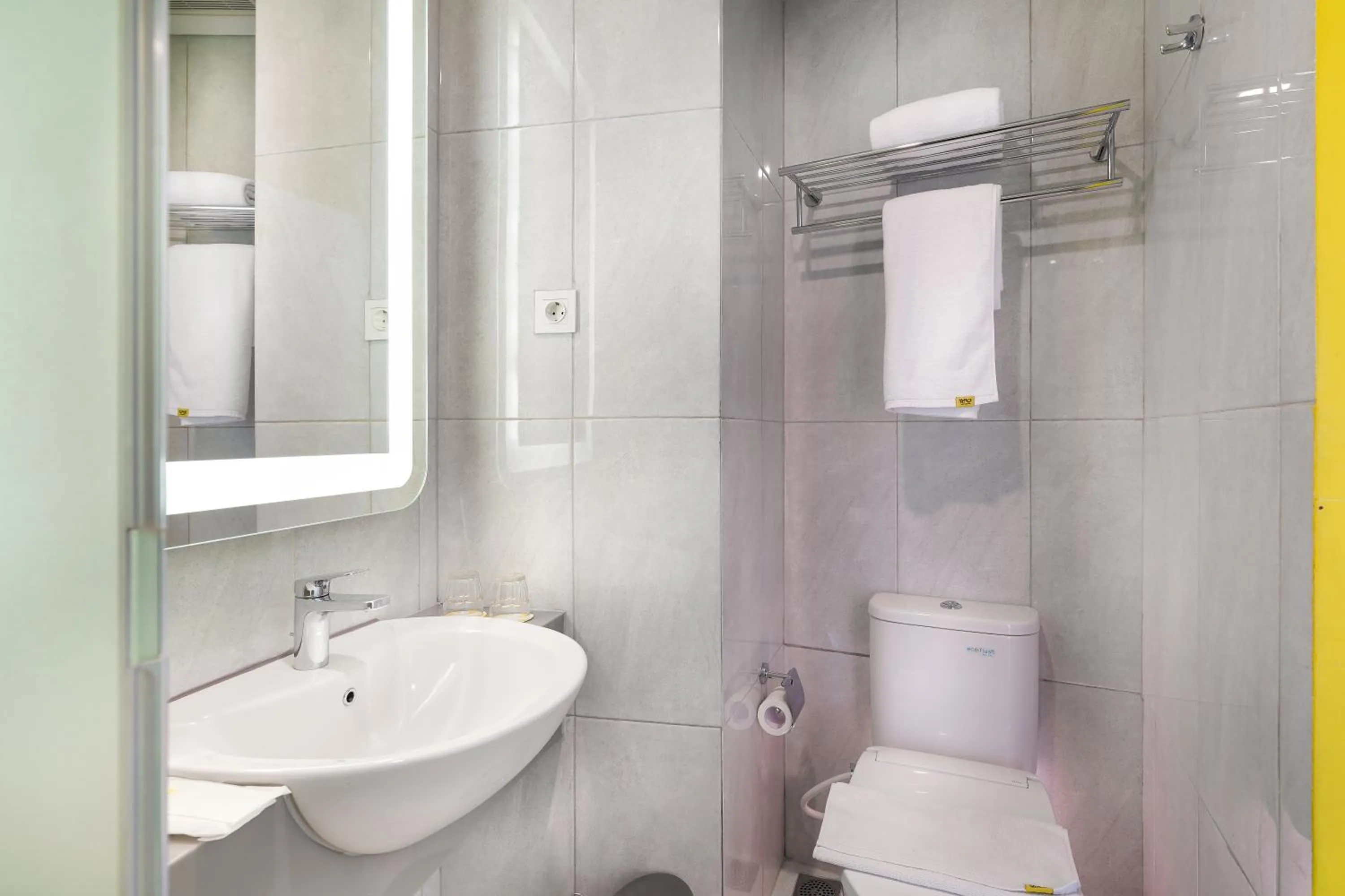 Toilet in Yello Hotel Manggarai