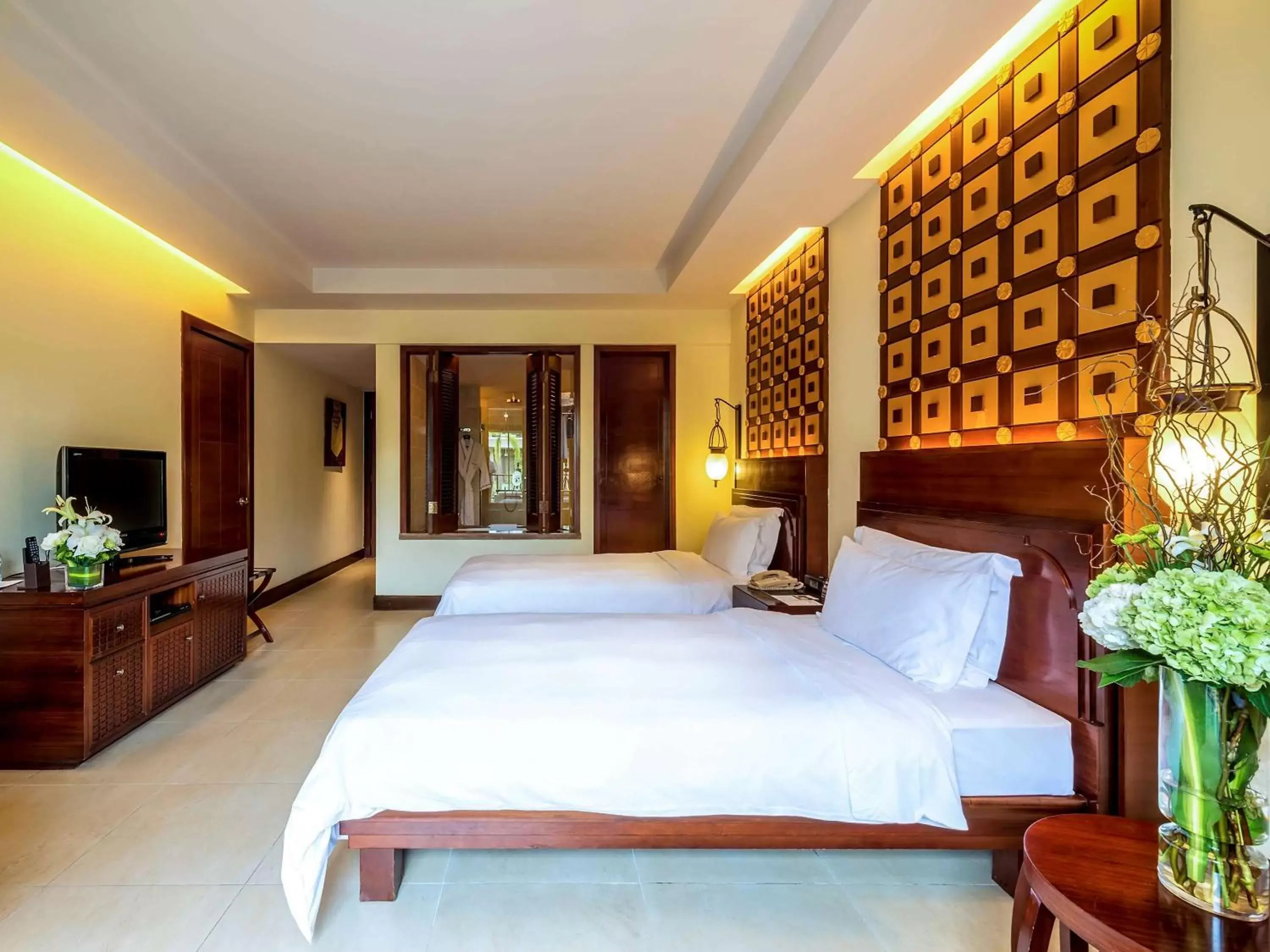 Photo of the whole room, Bed in Pullman Sanya Yalong Bay Villas & Resort