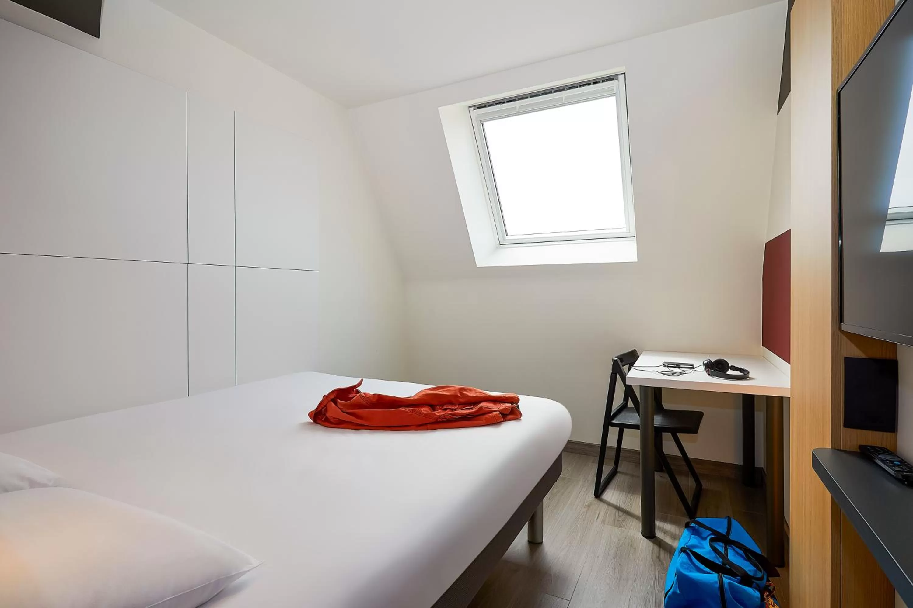 Photo of the whole room, Bed in ibis budget Oostende Airport