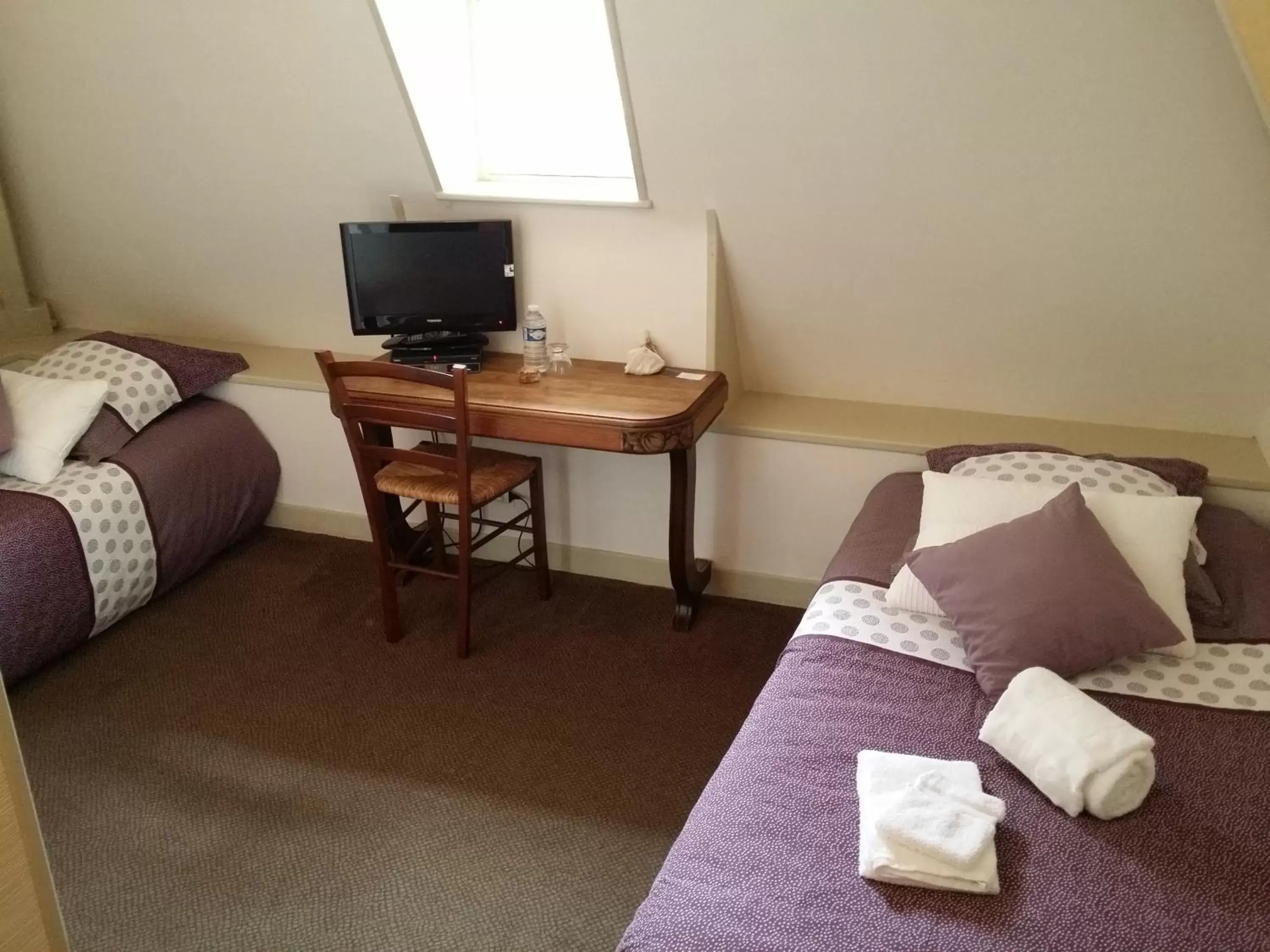 Bedroom, Bed in Le Castel Guesthouse