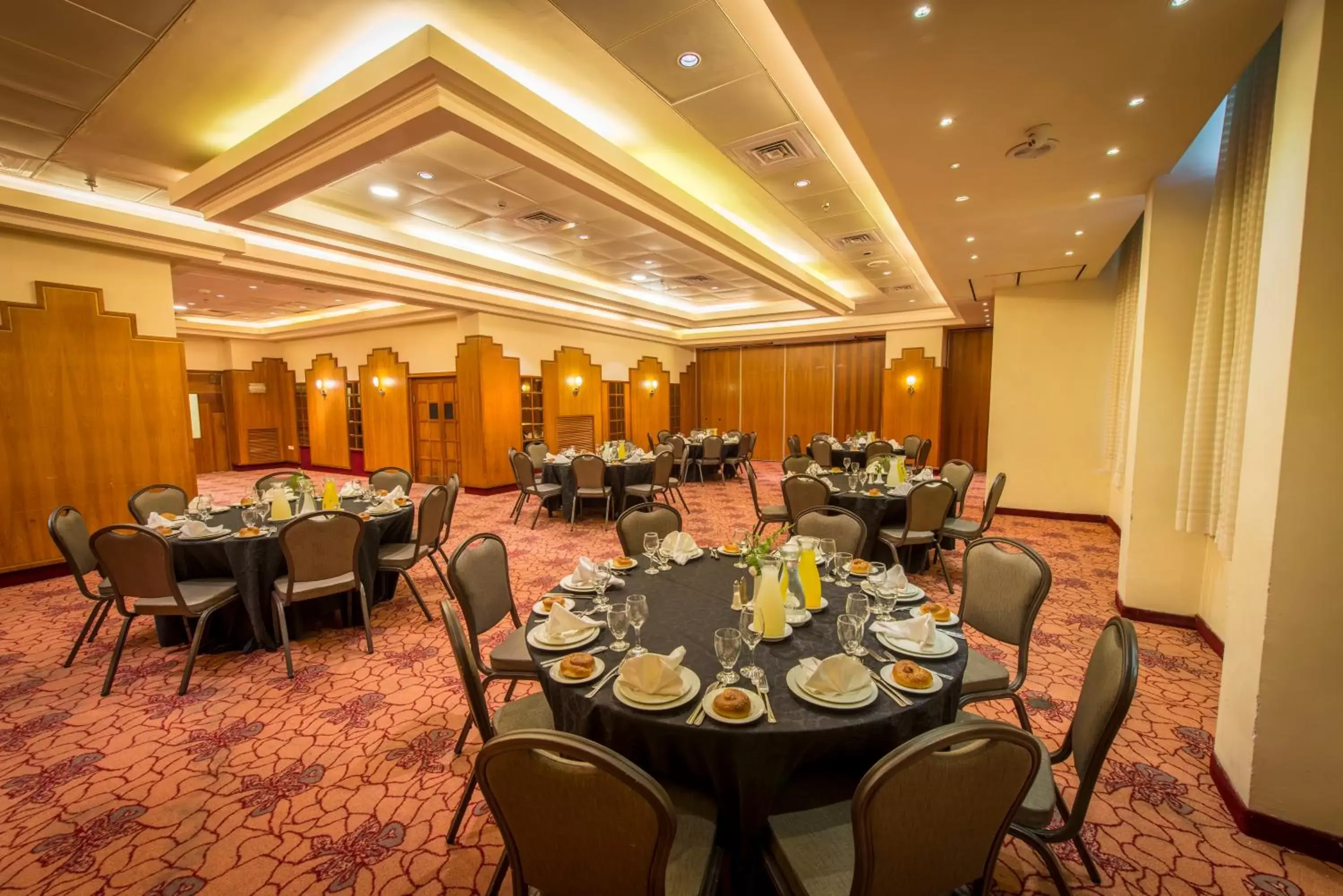 Restaurant/Places to Eat in Shalom Jerusalem Hotel