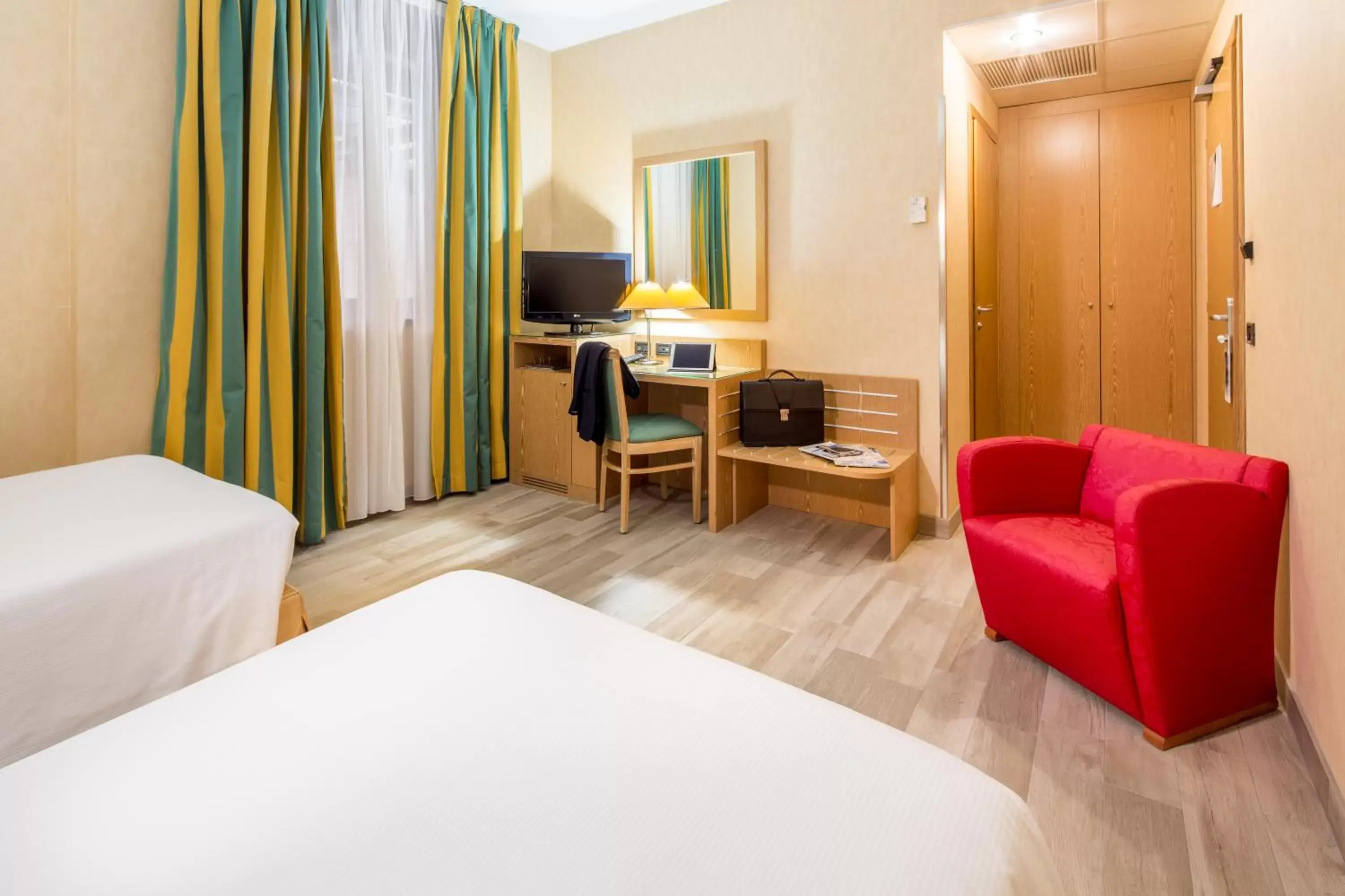 Bed, TV/Entertainment Center in Best Western Cavalieri Della Corona