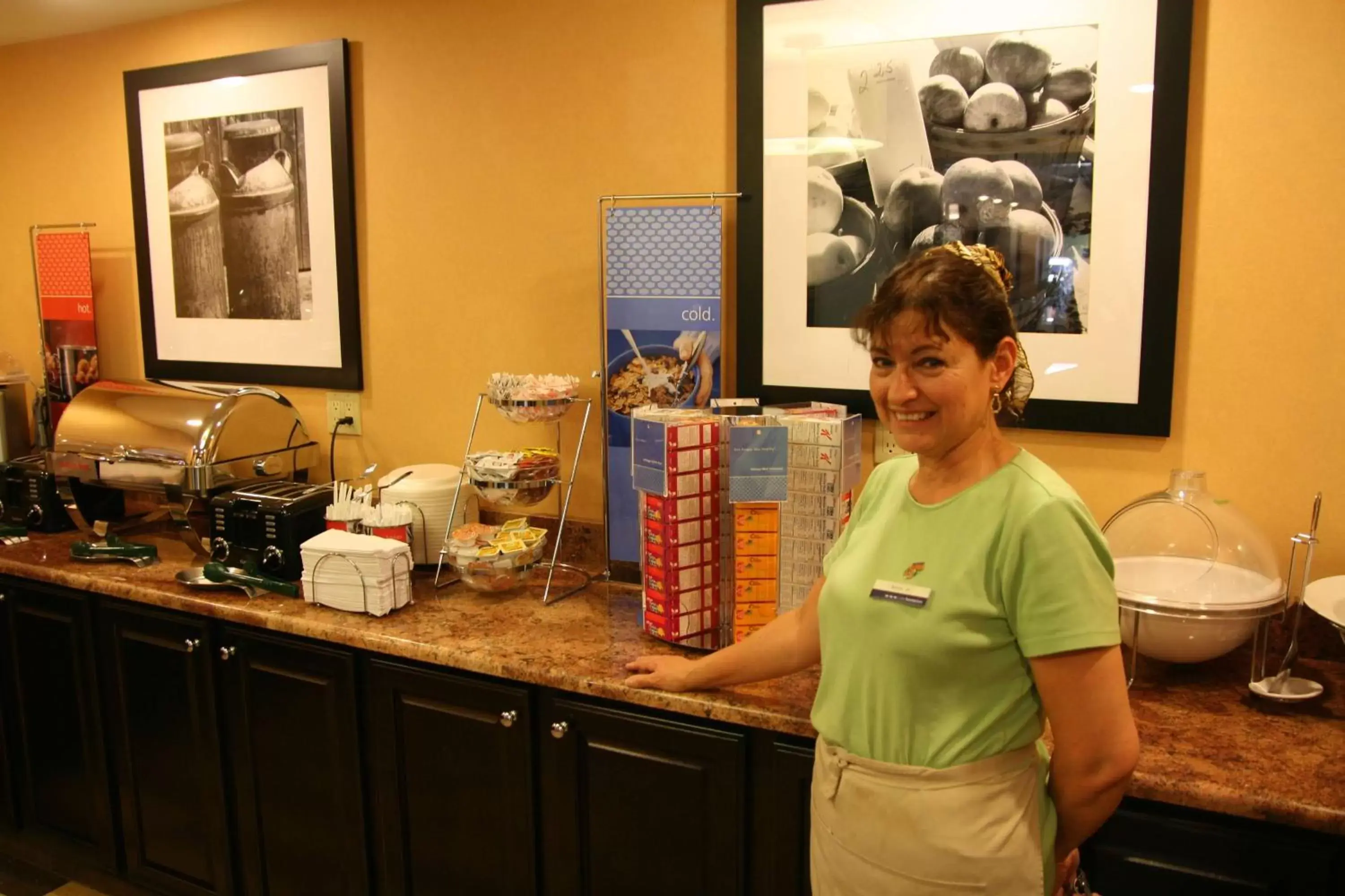 Dining area in Hampton Inn Long Island/Commack