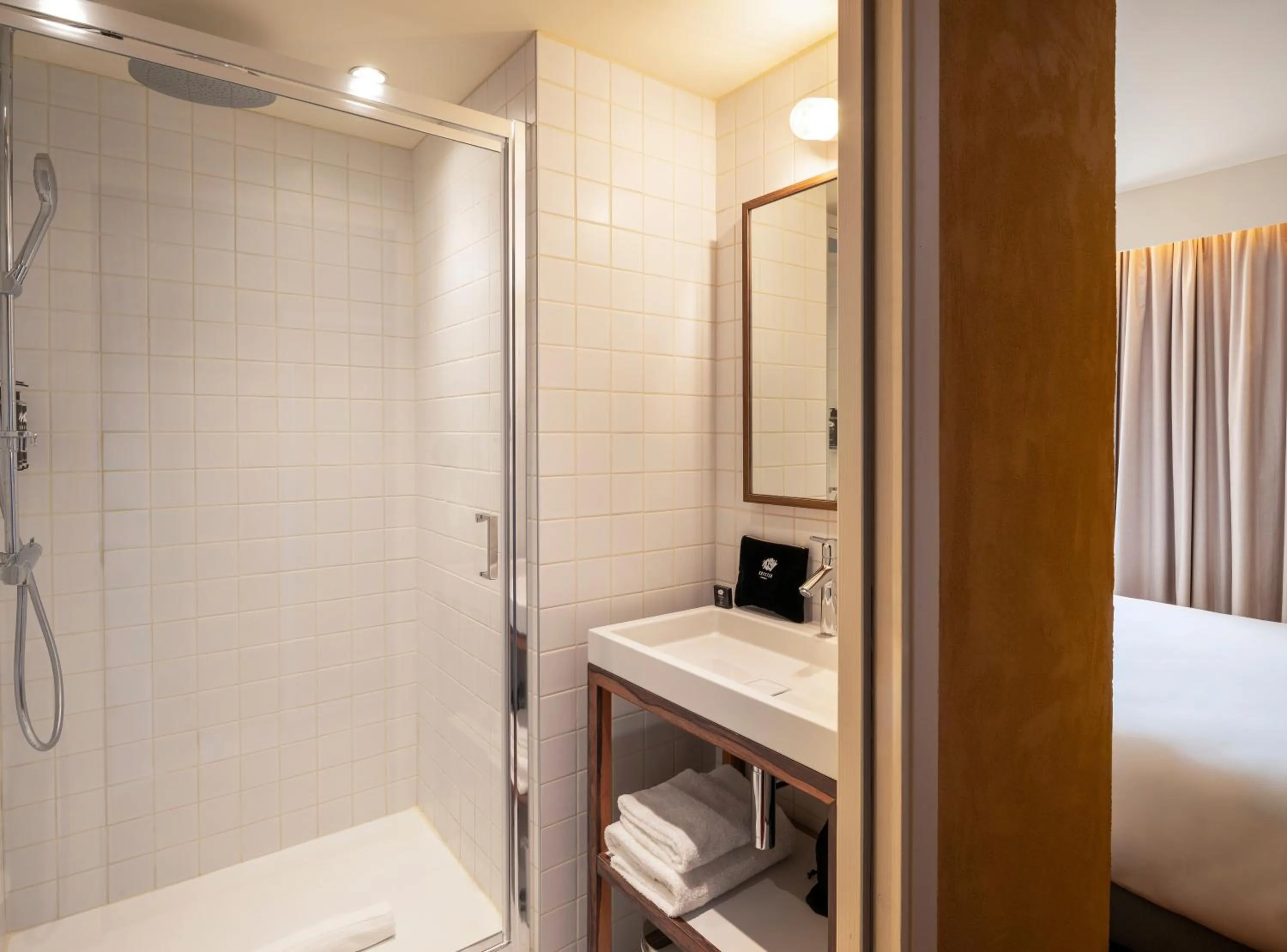 Shower, Bed in Kopster Hotel Paris Porte de Versailles