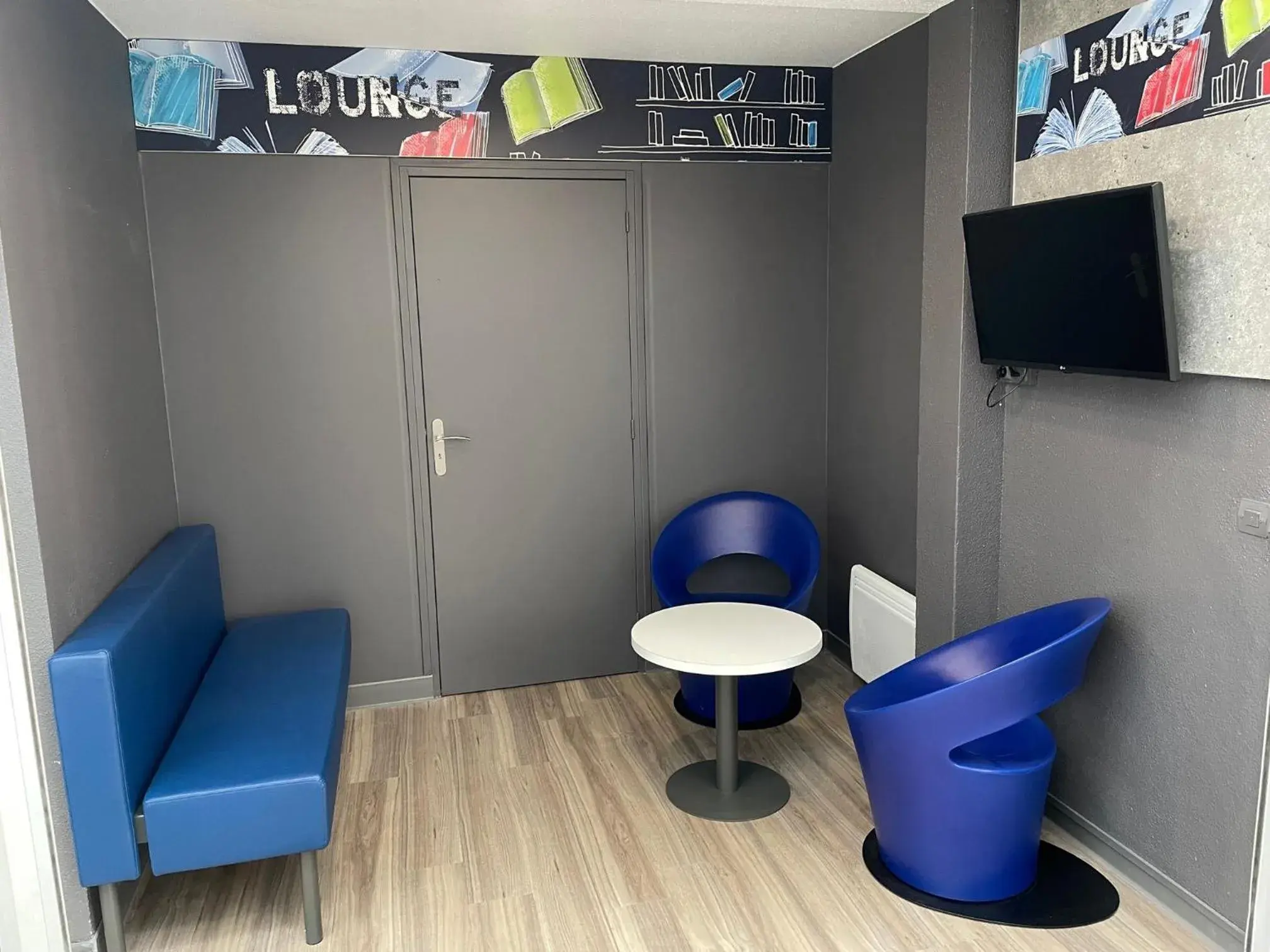 Communal lounge/ TV room in ibis budget Le Mans Universite