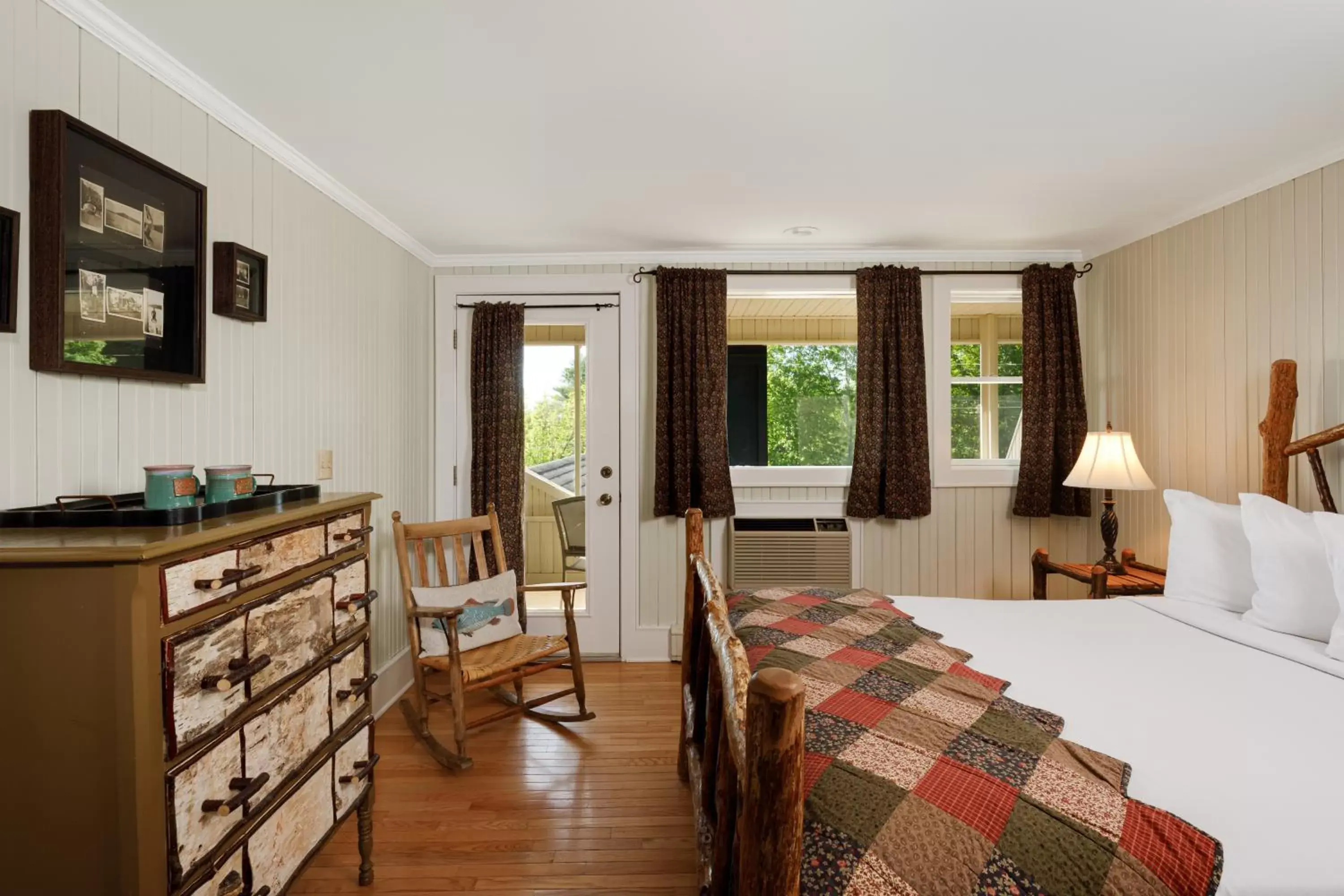 Queen Room in Friends Lake Inn Queen Room in Friends Lake Inn