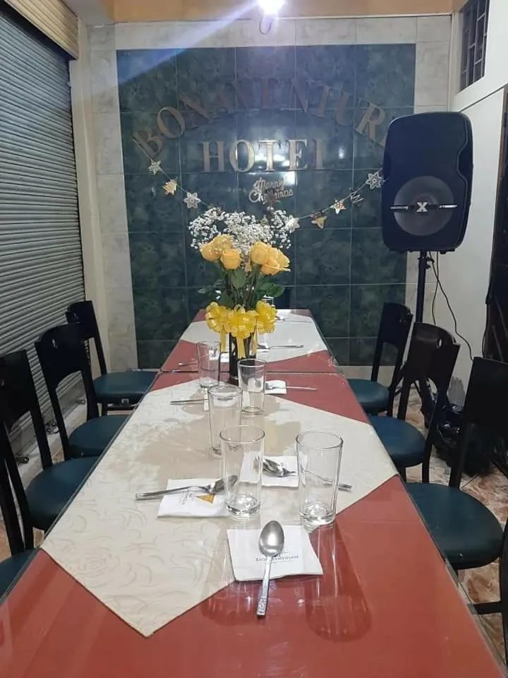 Restaurant/places to eat in Hotel Bonaventure