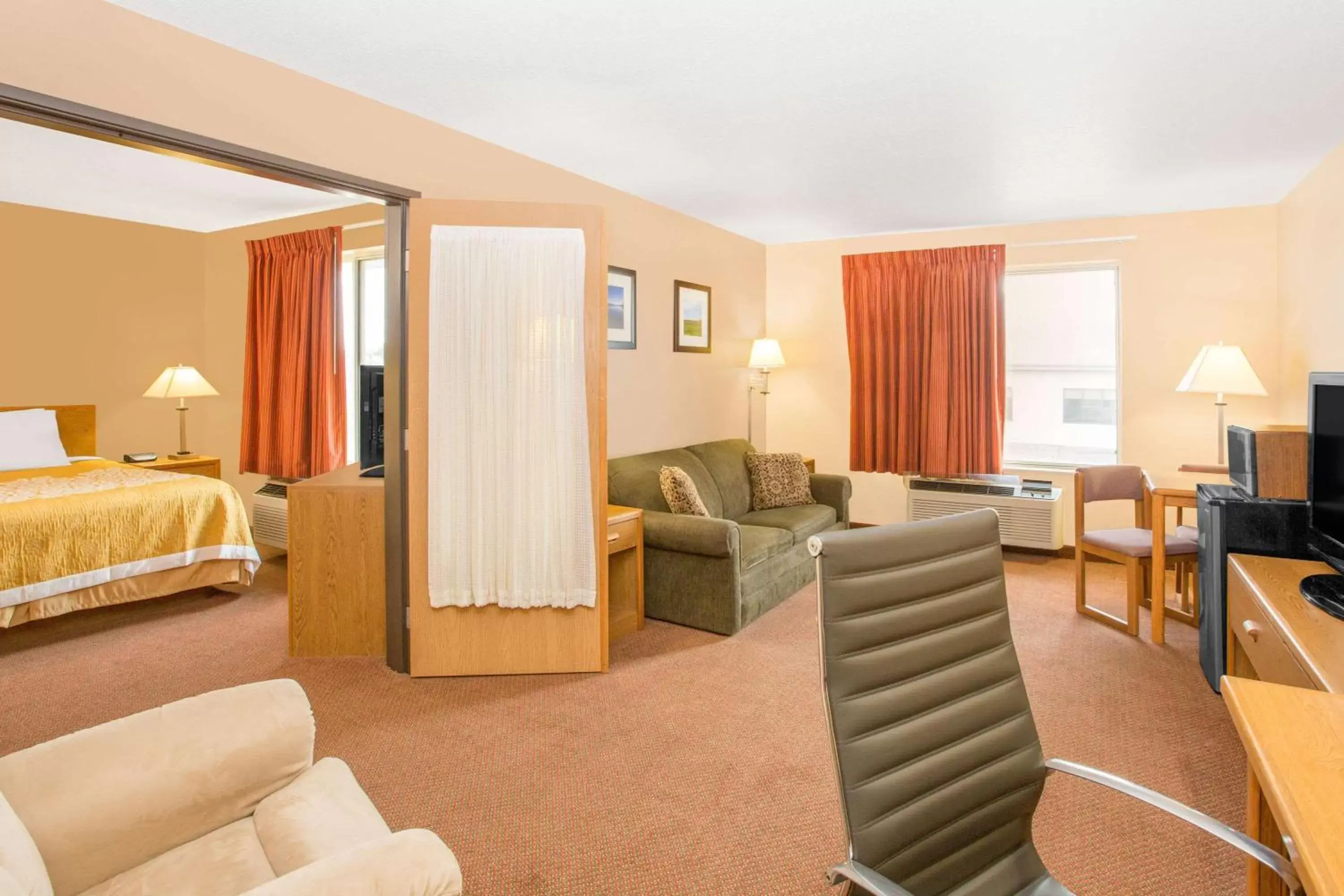 Photo of the whole room, Seating Area in Days Inn by Wyndham Worthington