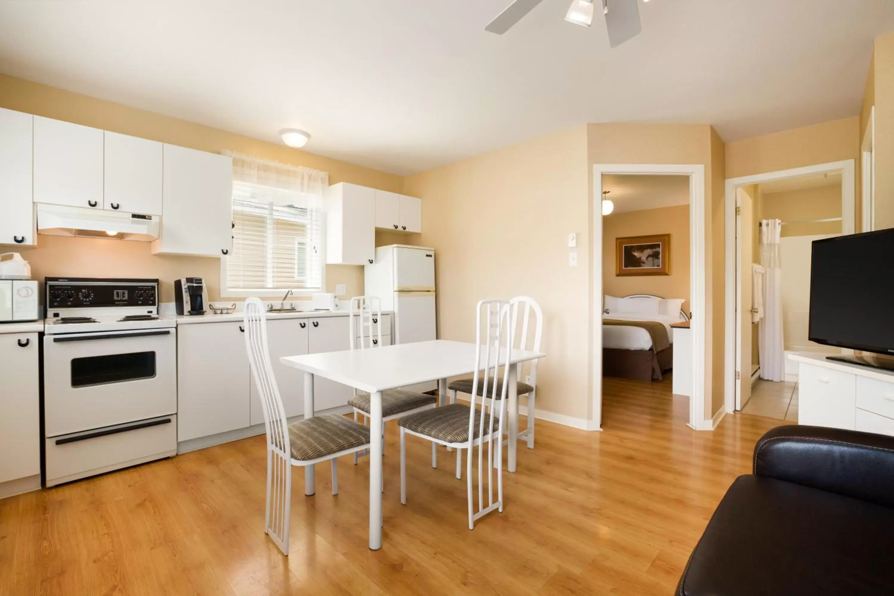 Seating area, Kitchen/Kitchenette in Days Inn by Wyndham Riviere-Du-Loup