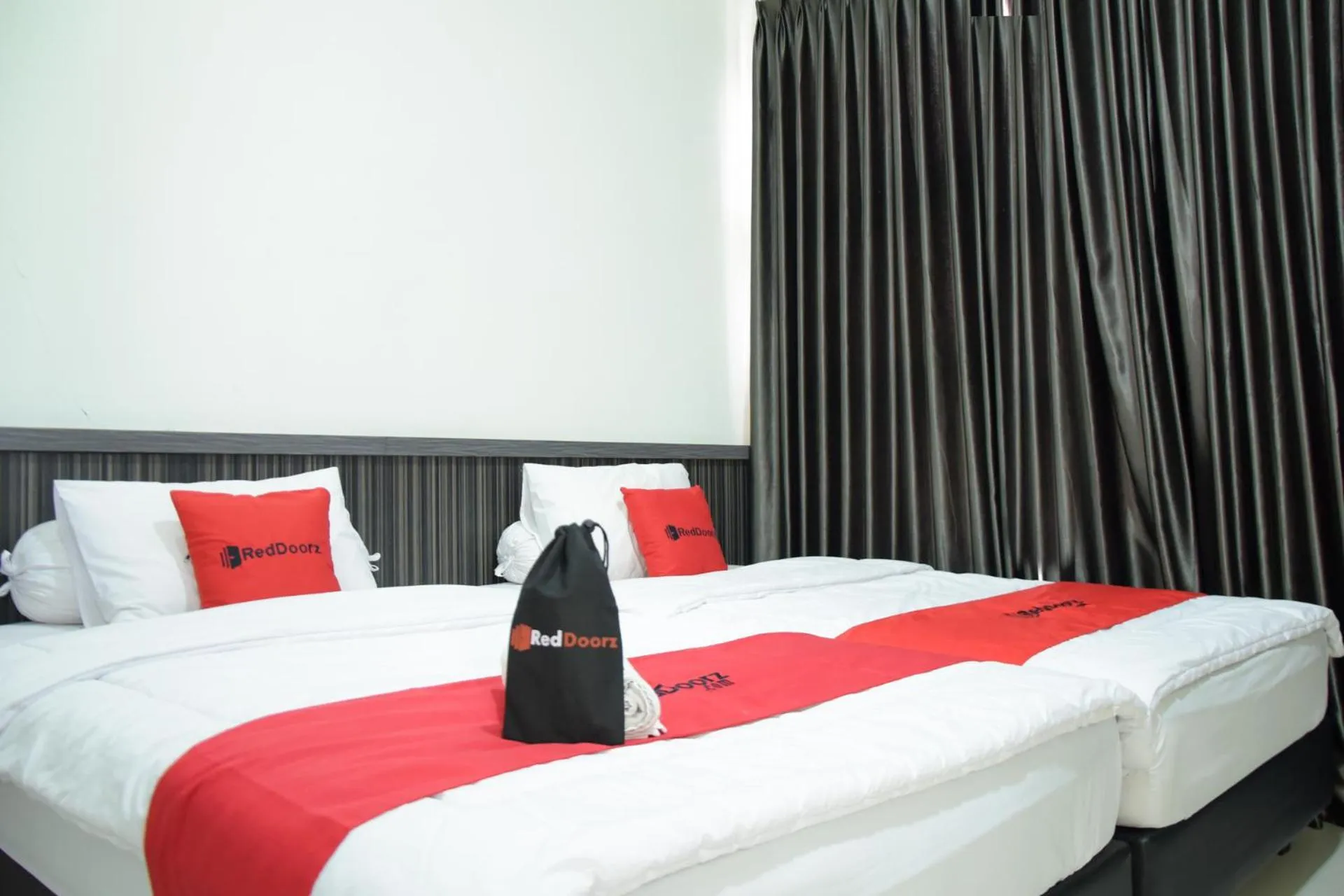 Bedroom, Bed in RedDoorz near GOR Satria Purwokerto