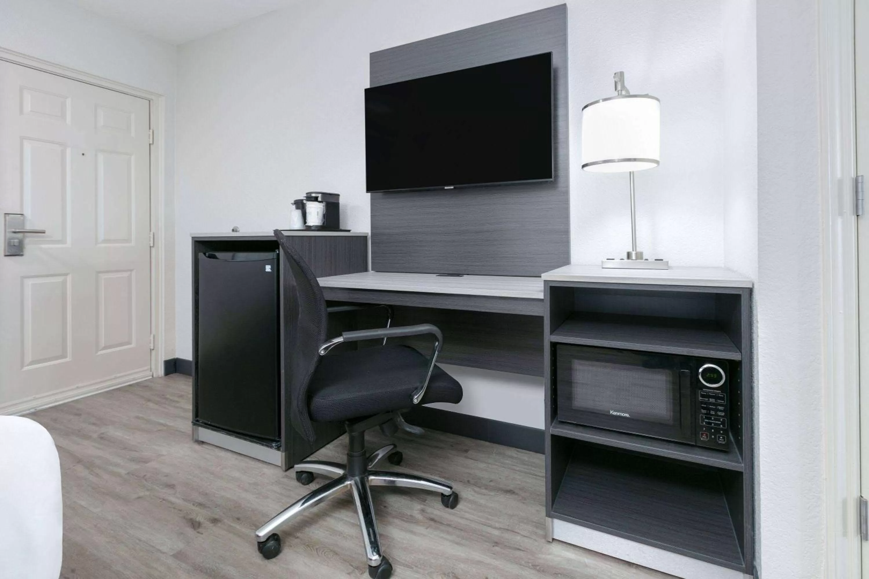 Photo of the whole room in La Quinta Inn by Wyndham Dallas Uptown