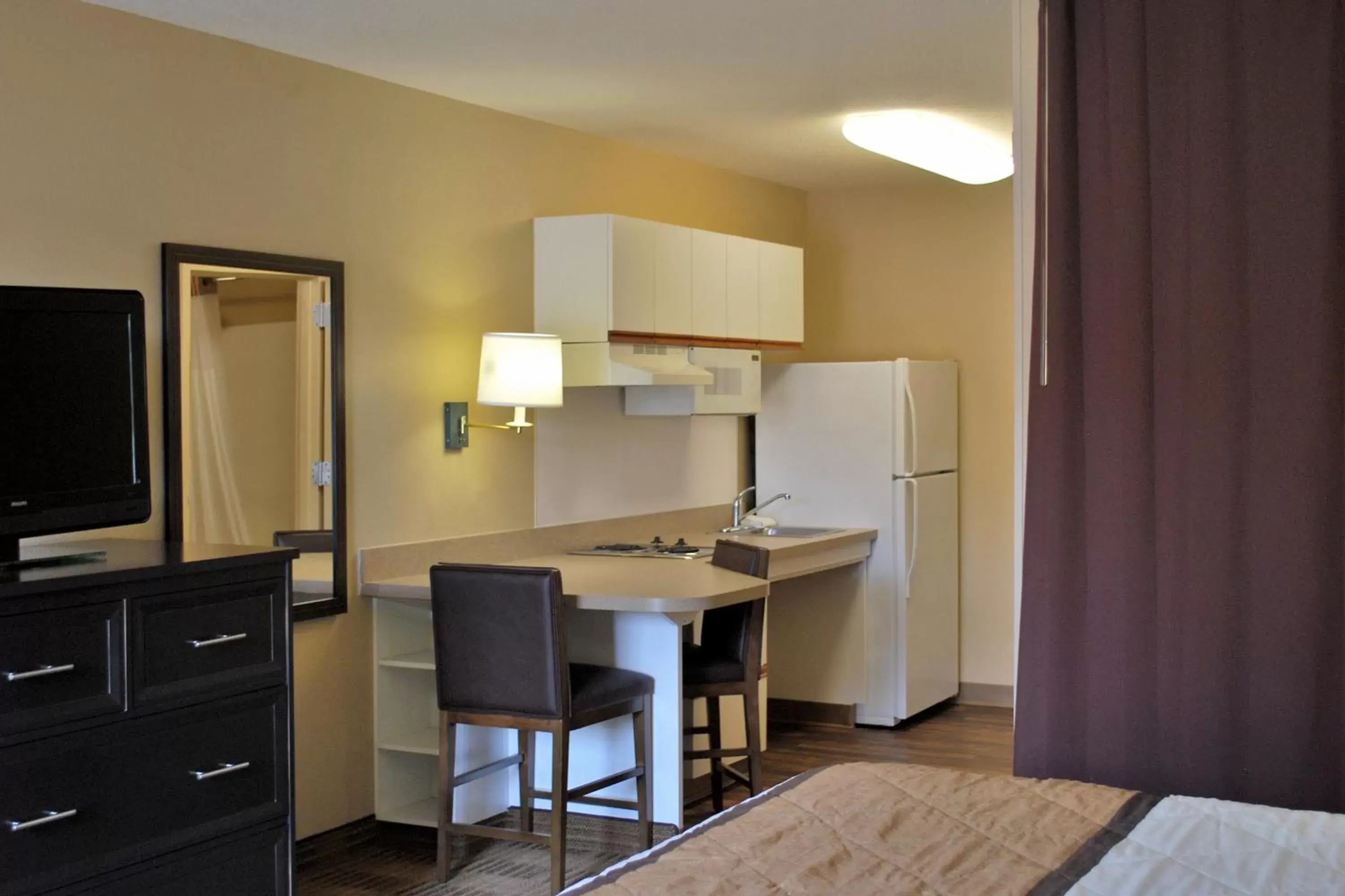 Kitchen or kitchenette, TV/Entertainment Center in Extended Stay America Suites - Minneapolis - Eden Prairie - Technology Drive