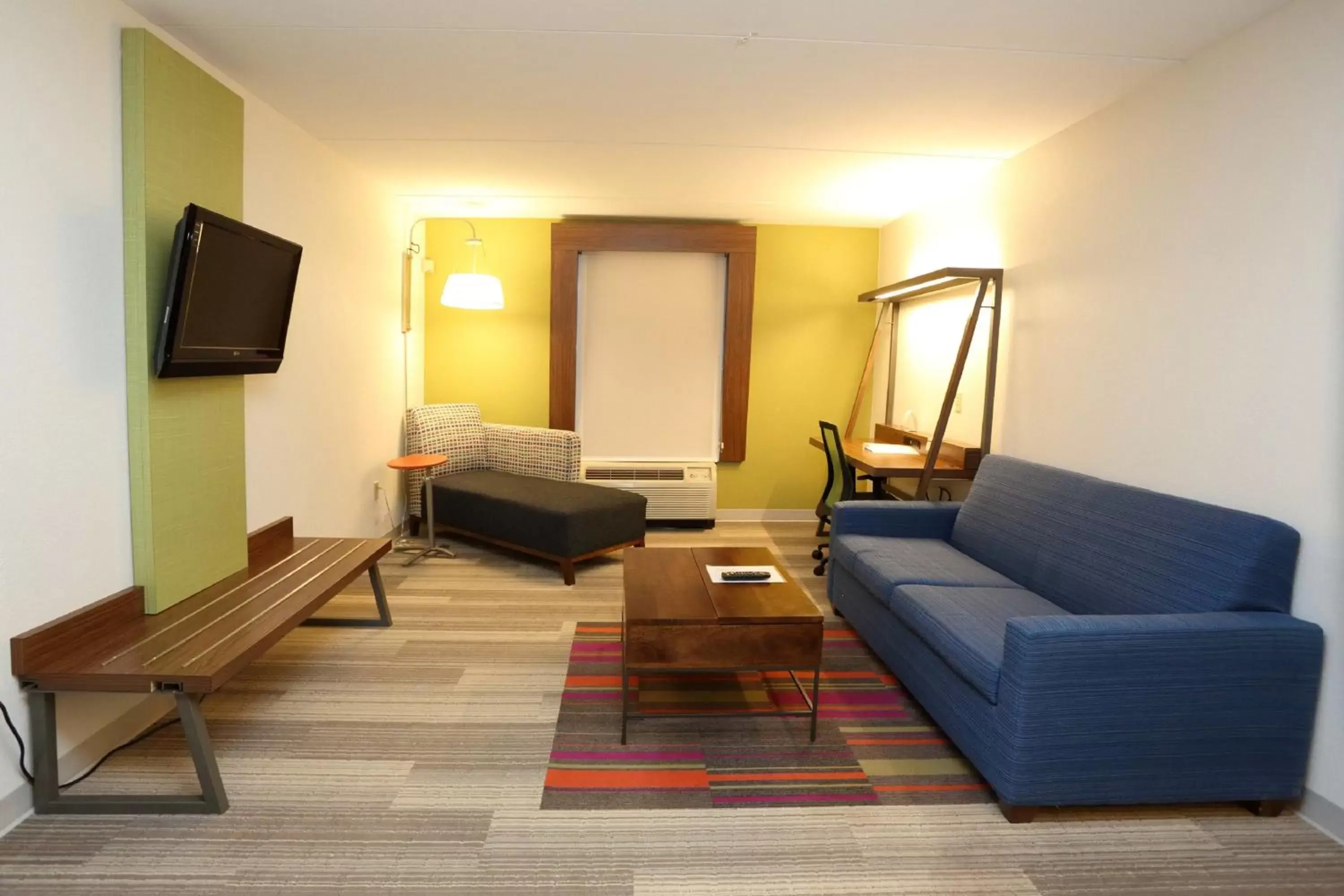 Photo of the whole room, Seating Area in Holiday Inn Express & Suites Newport News, an IHG Hotel