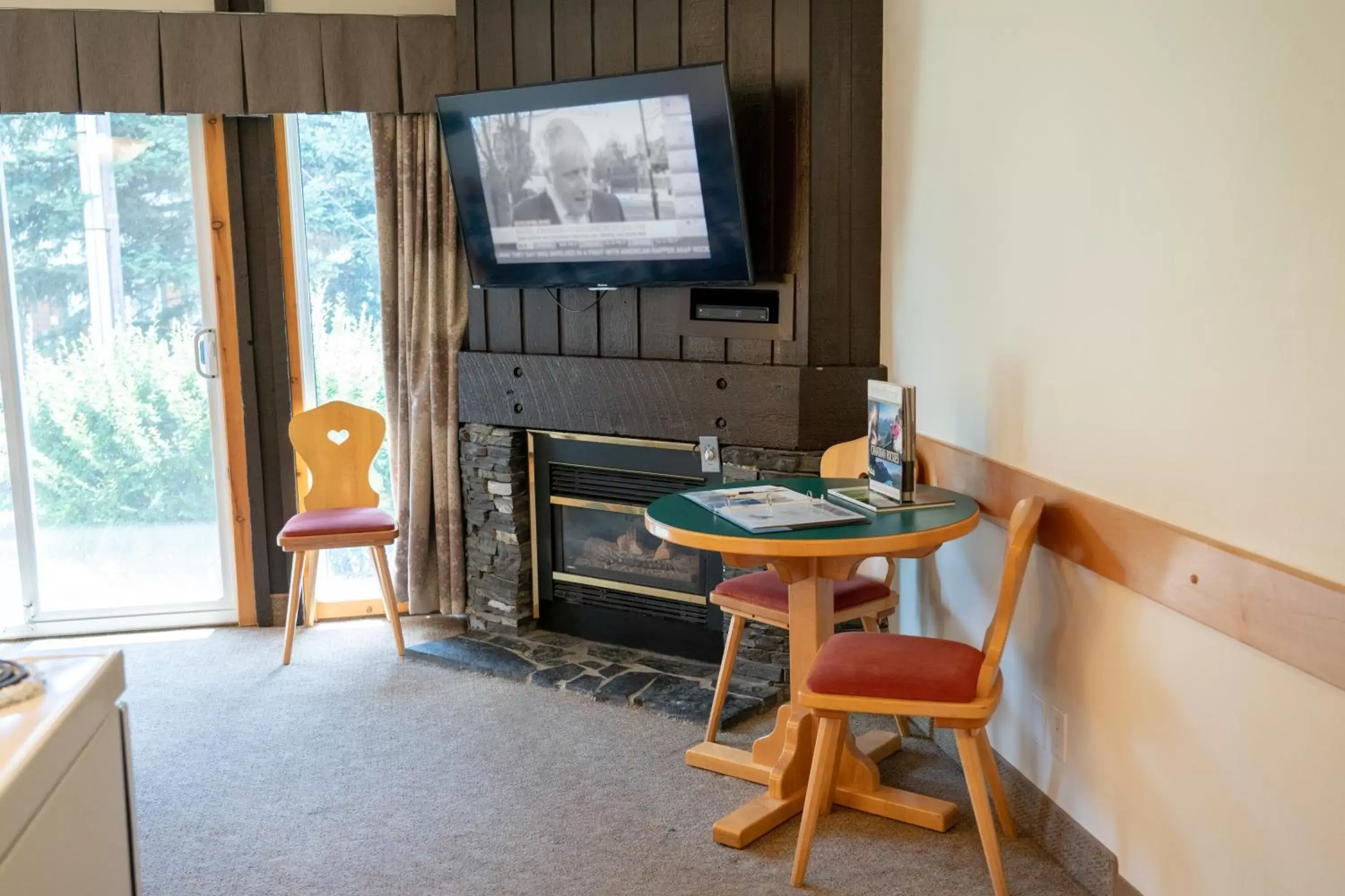 Dining area, TV/Entertainment Center in Rocky Mountain Ski Lodge