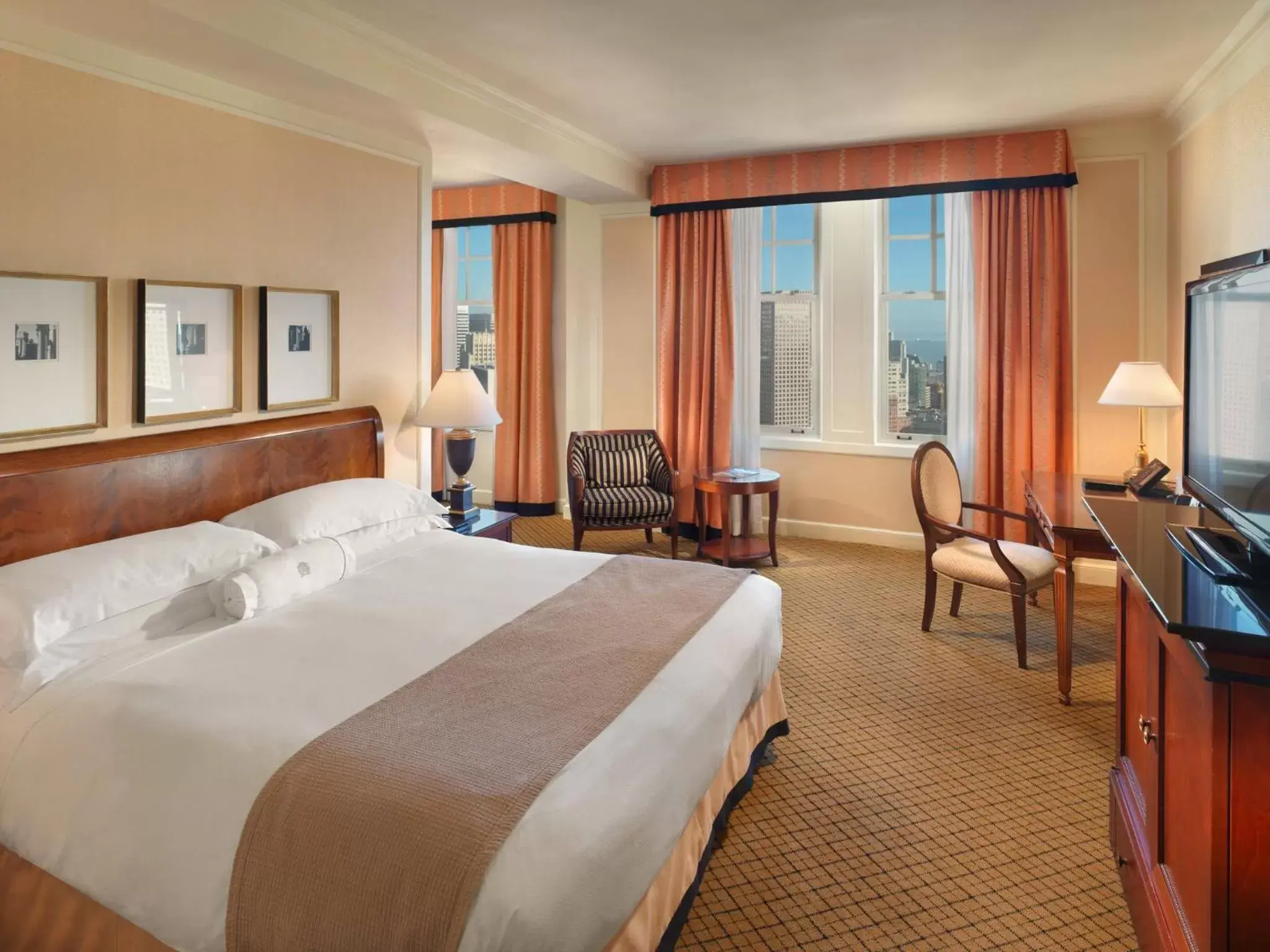 Photo of the whole room, Bed in InterContinental Mark Hopkins San Francisco, an IHG Hotel