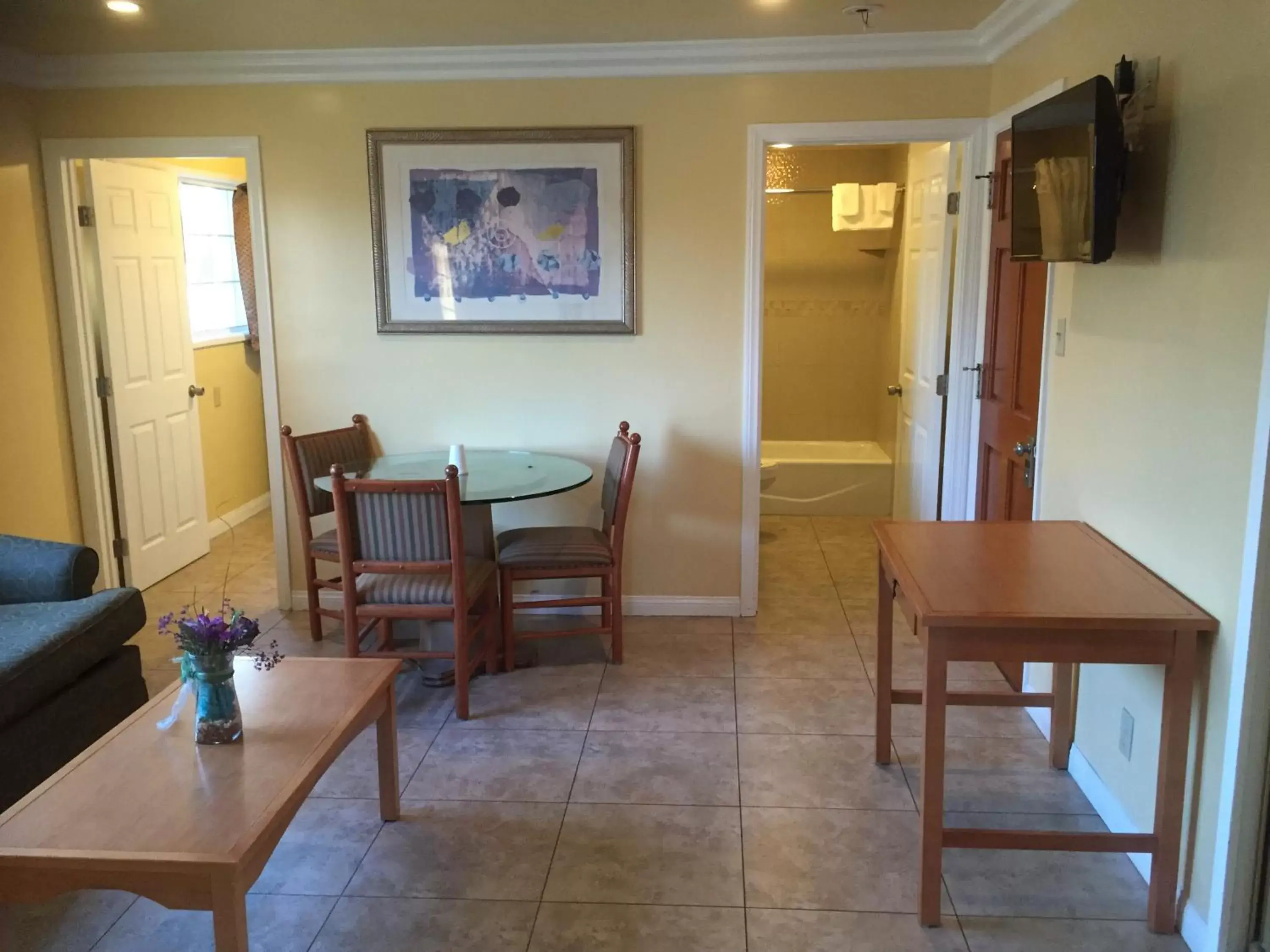 Living room, Dining Area in Bayshore Inn Ventura