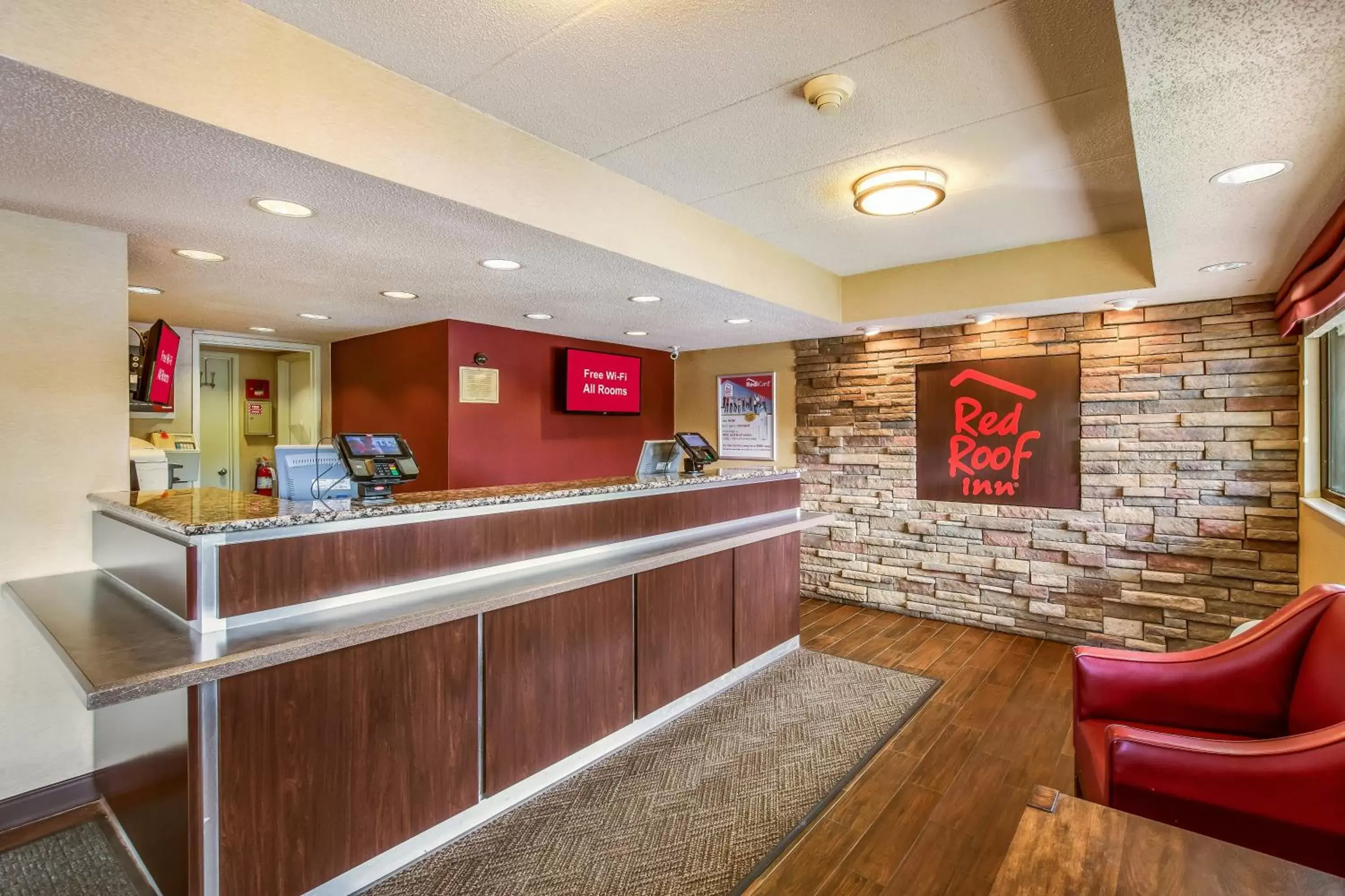 Lobby or reception, Lounge/Bar in Red Roof Inn Detroit - Plymouth/Canton