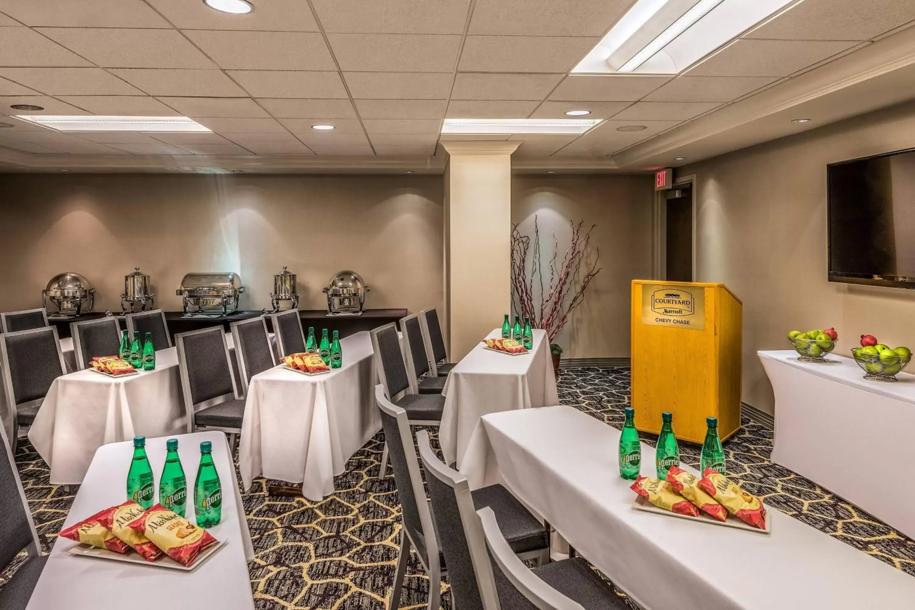 Meeting/conference room, Restaurant/Places to Eat in Courtyard by Marriott Bethesda Chevy Chase