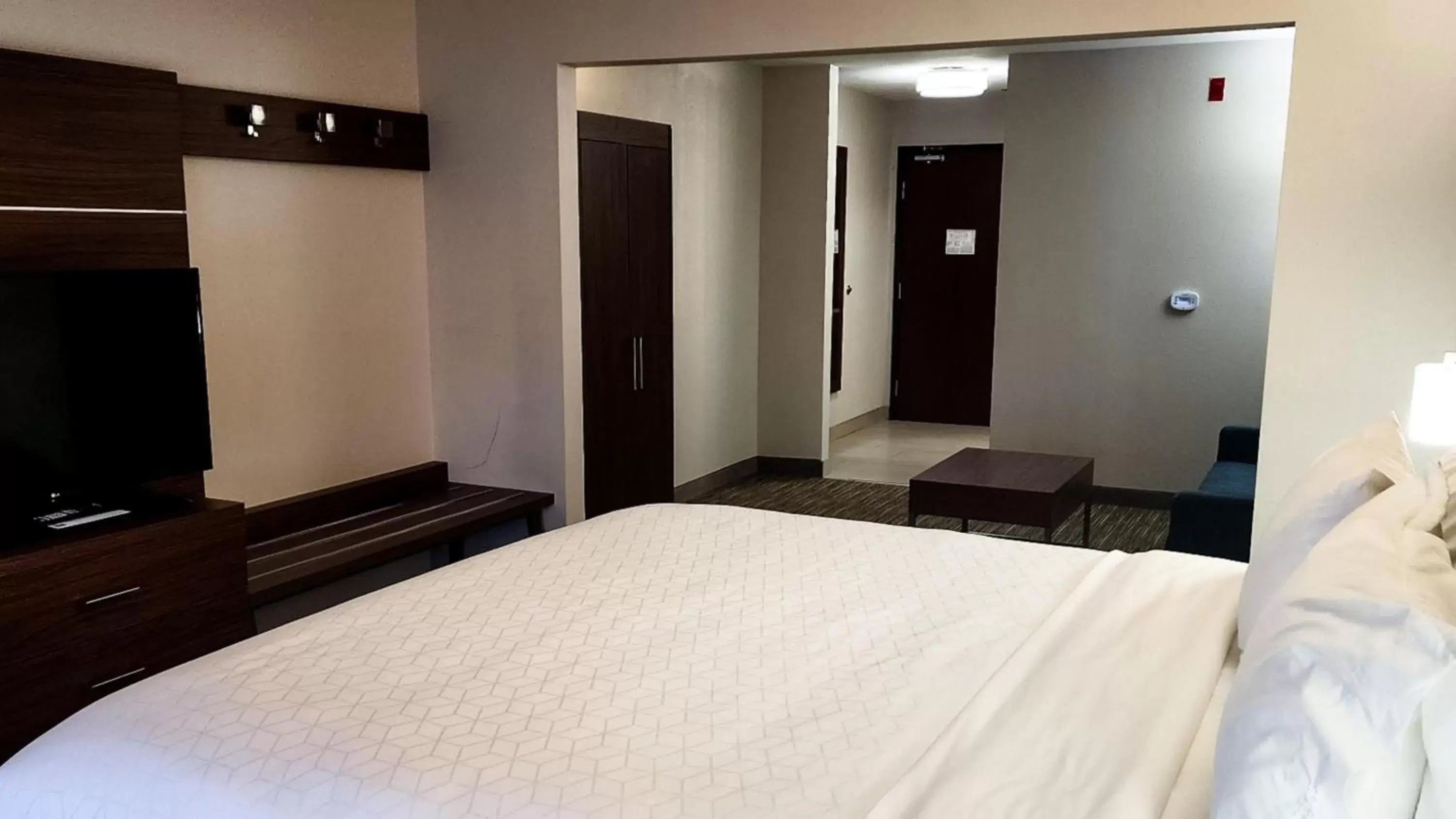 Photo of the whole room, Bed in Holiday Inn Express Hotel & Suites Chicago South Lansing, an IHG Hotel