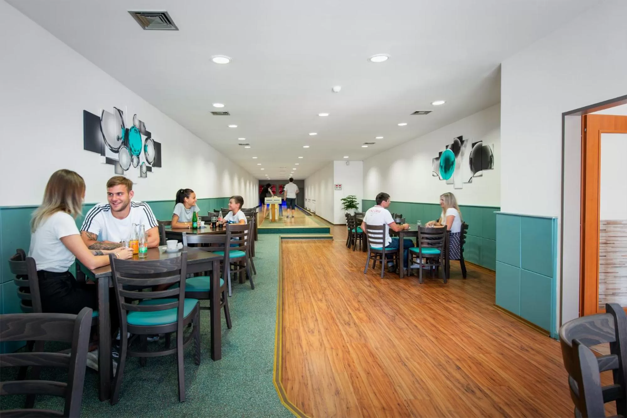 Restaurant/places to eat in Hotel Bon